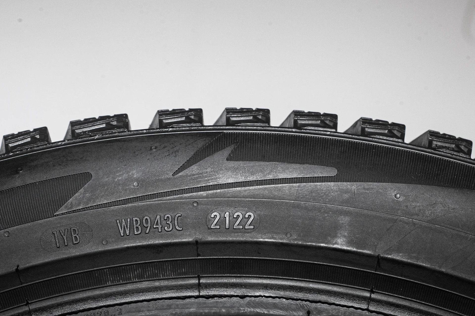Pirelli Ice Zero 2 235/45 R18 98H - миниатюра 9