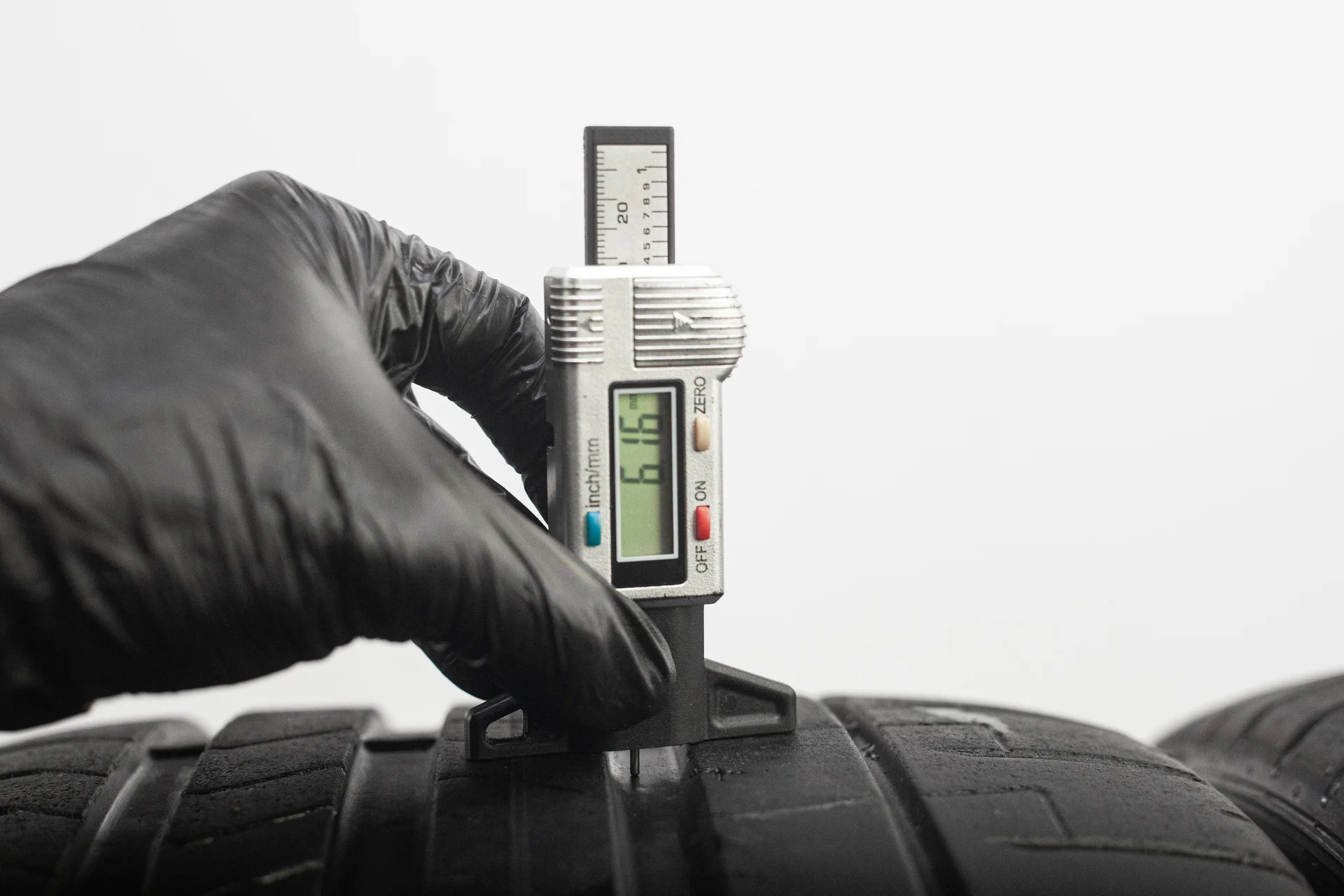 Pirelli P-Zero Elect 265/40 R22 106V XL - миниатюра 2