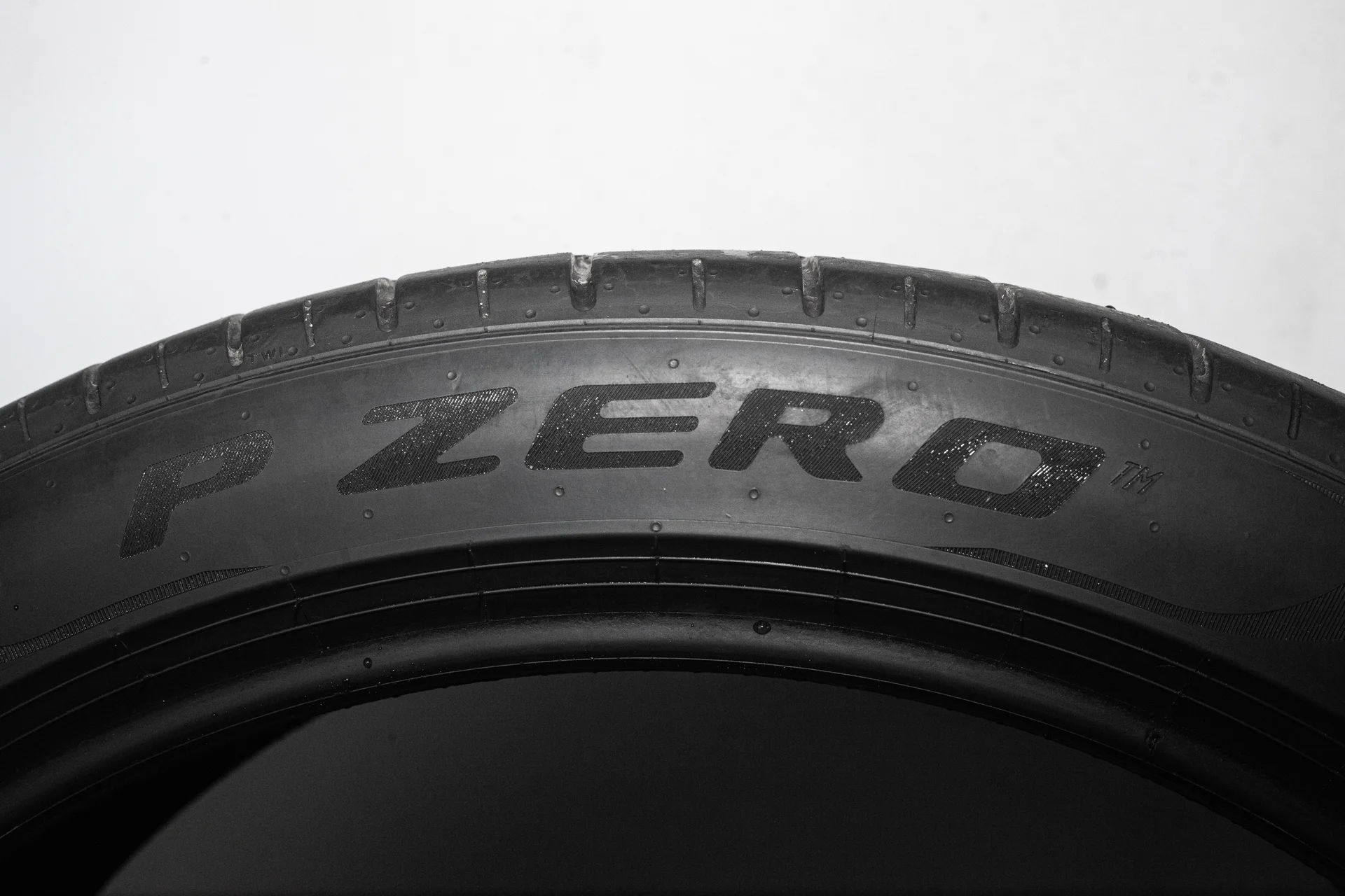 Pirelli P-Zero Elect 265/40 R22 106V XL - миниатюра 7