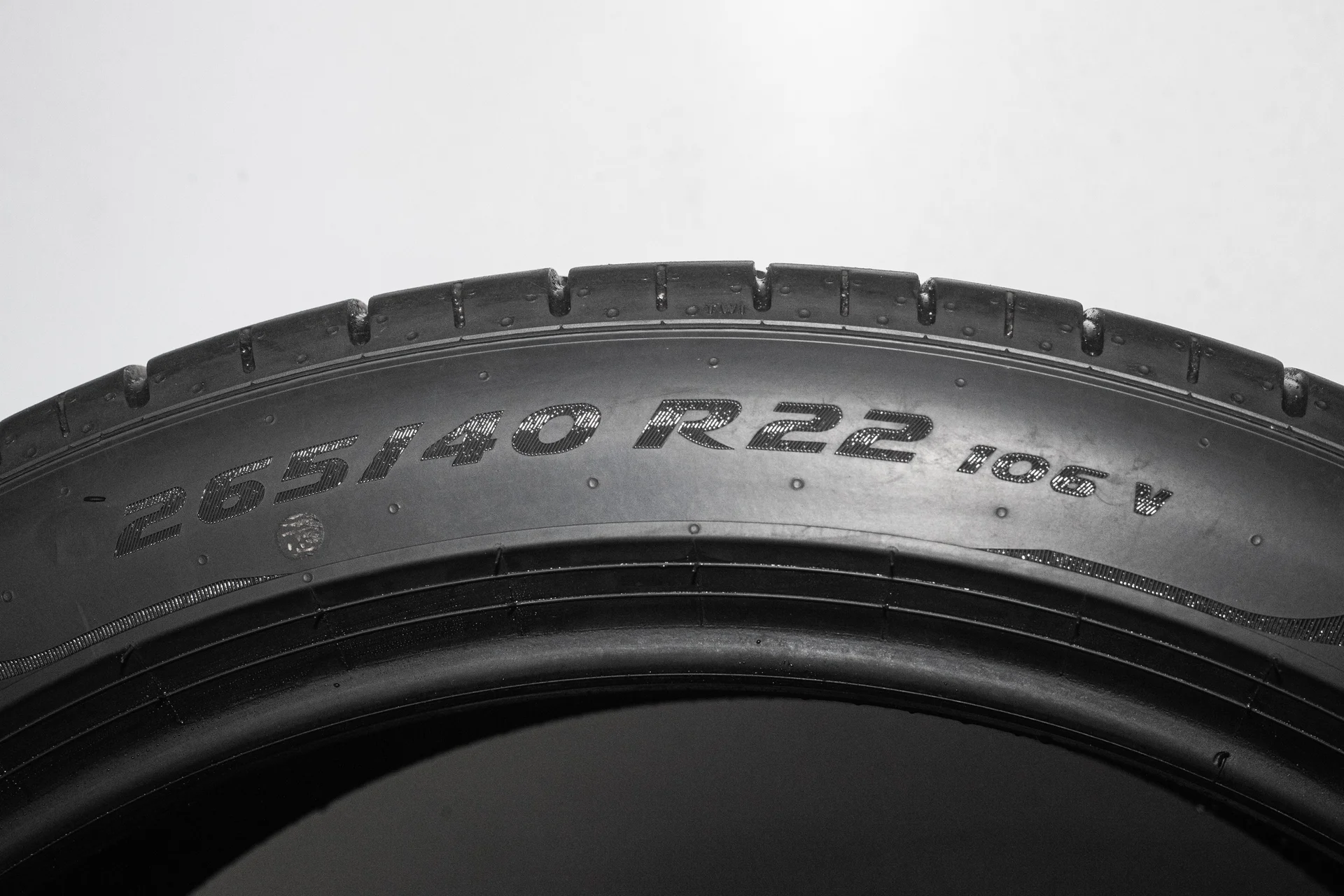 Pirelli P-Zero Elect 265/40 R22 106V XL - миниатюра 9