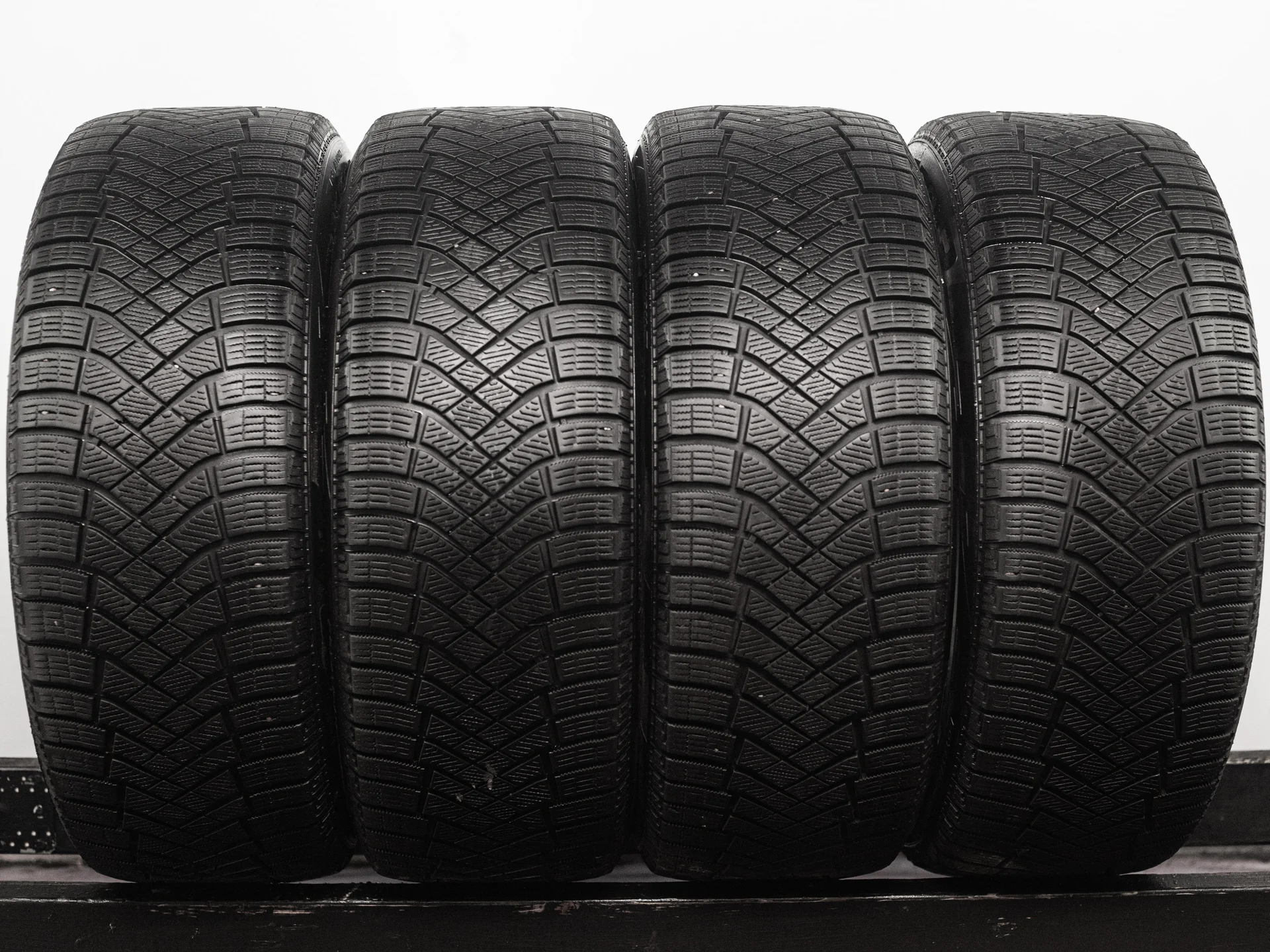 Pirelli Ice Zero Friction 235/55 R18 104T XL - изображение 1