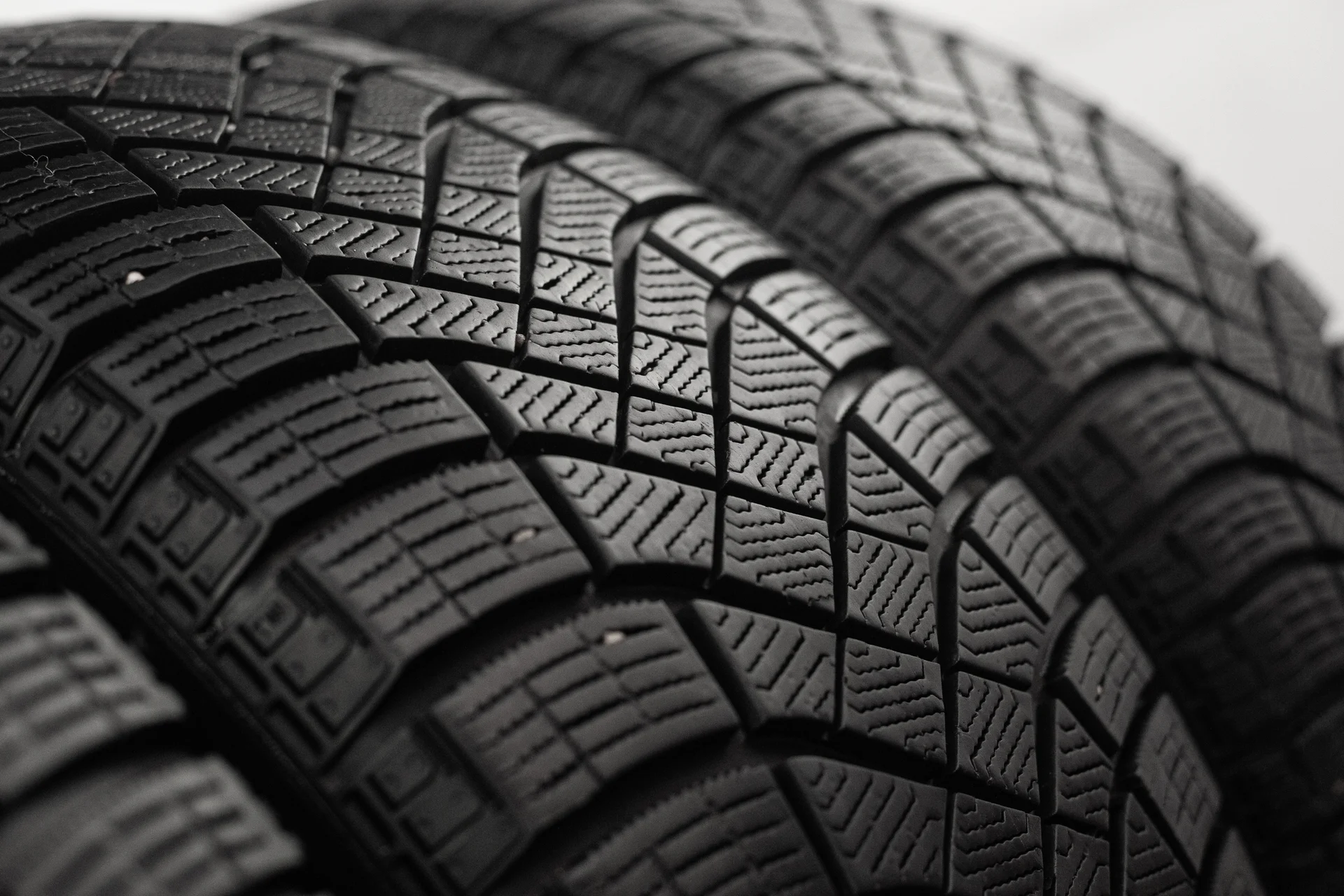 Pirelli Ice Zero Friction 235/55 R18 104T XL - миниатюра 2