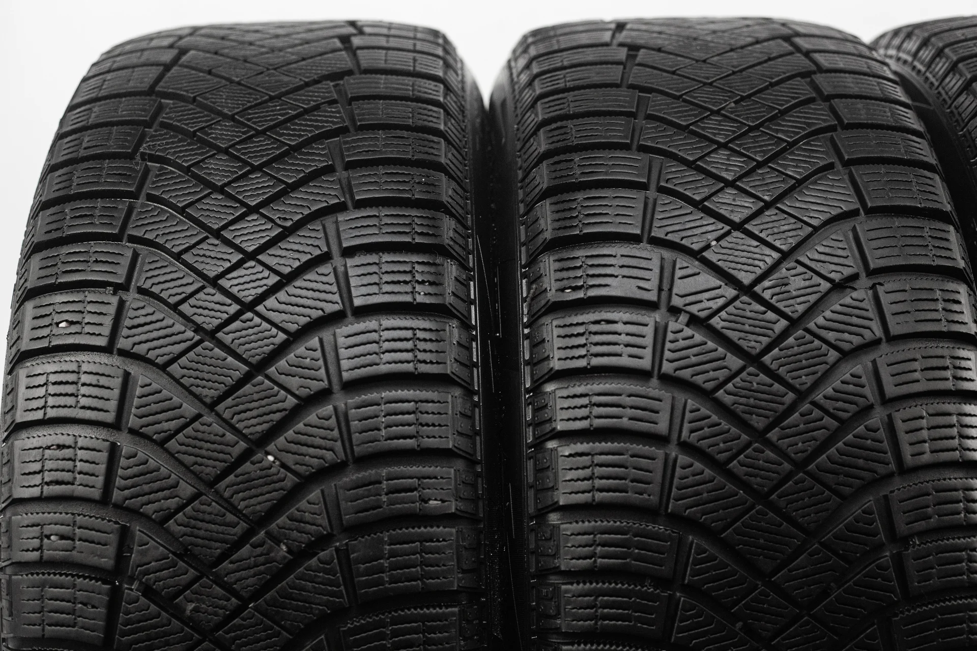 Pirelli Ice Zero Friction 235/55 R18 104T XL - миниатюра 4