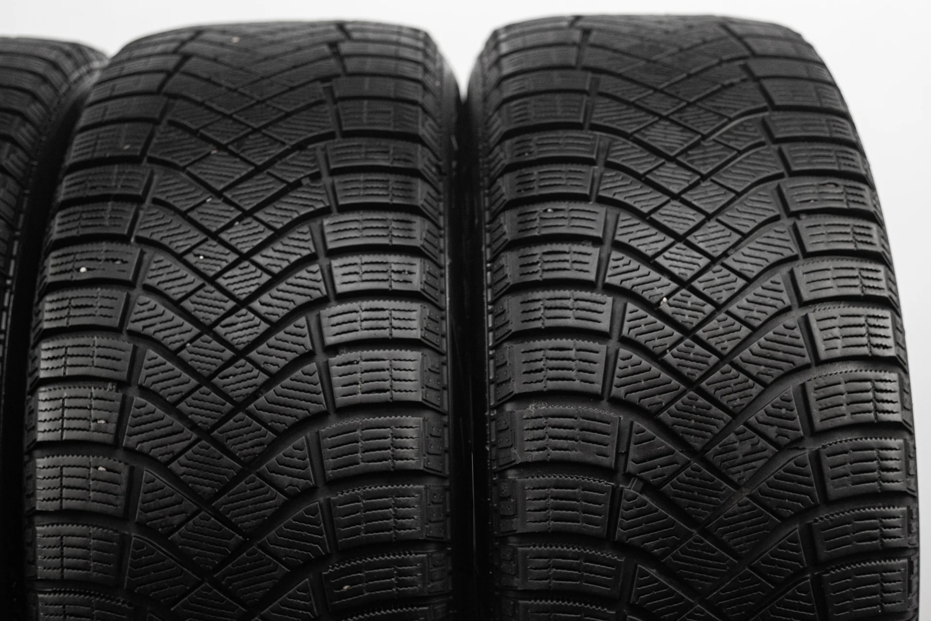 Pirelli Ice Zero Friction 235/55 R18 104T XL - миниатюра 5