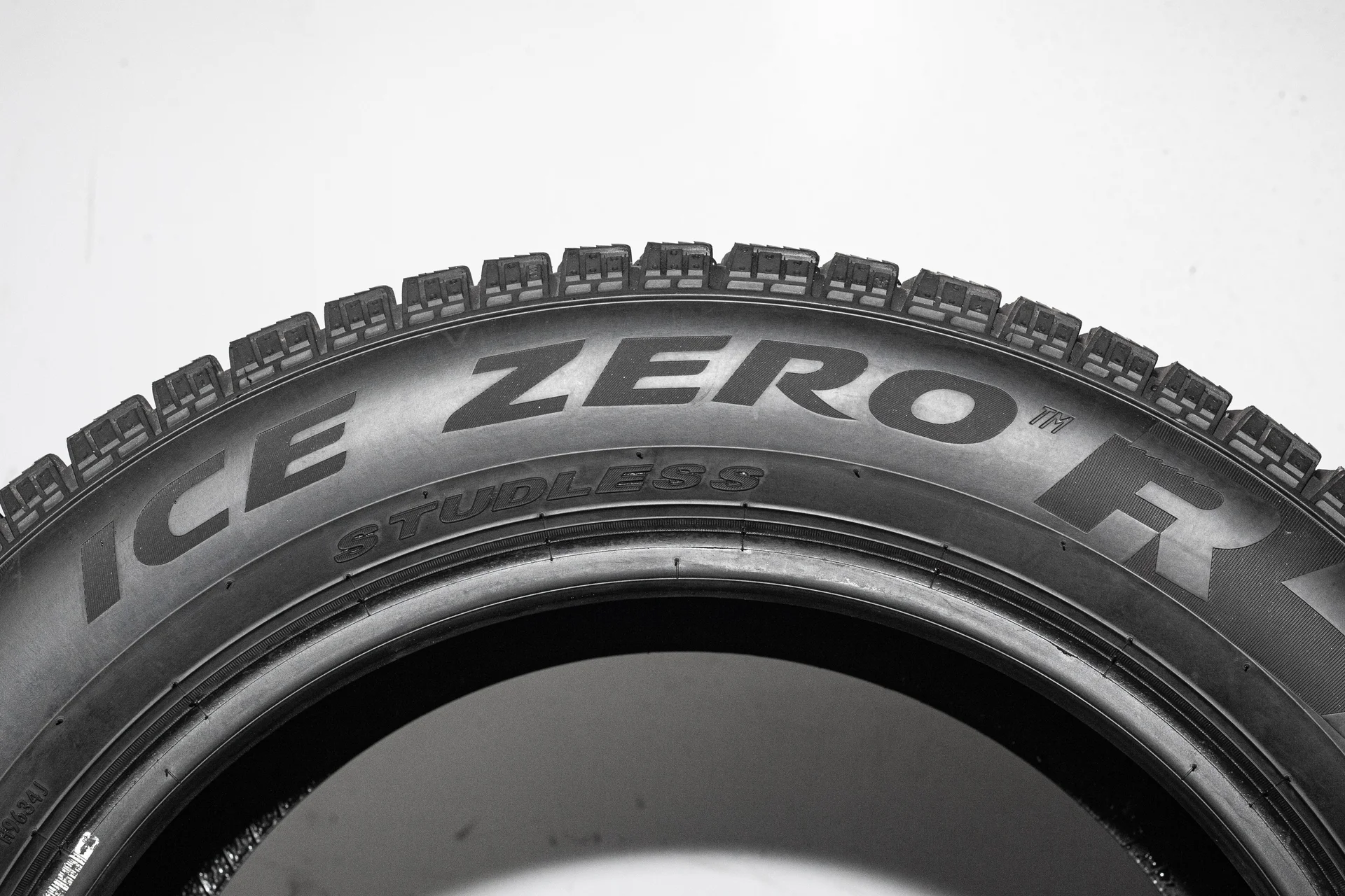 Pirelli Ice Zero Friction 235/55 R18 104T XL - миниатюра 9