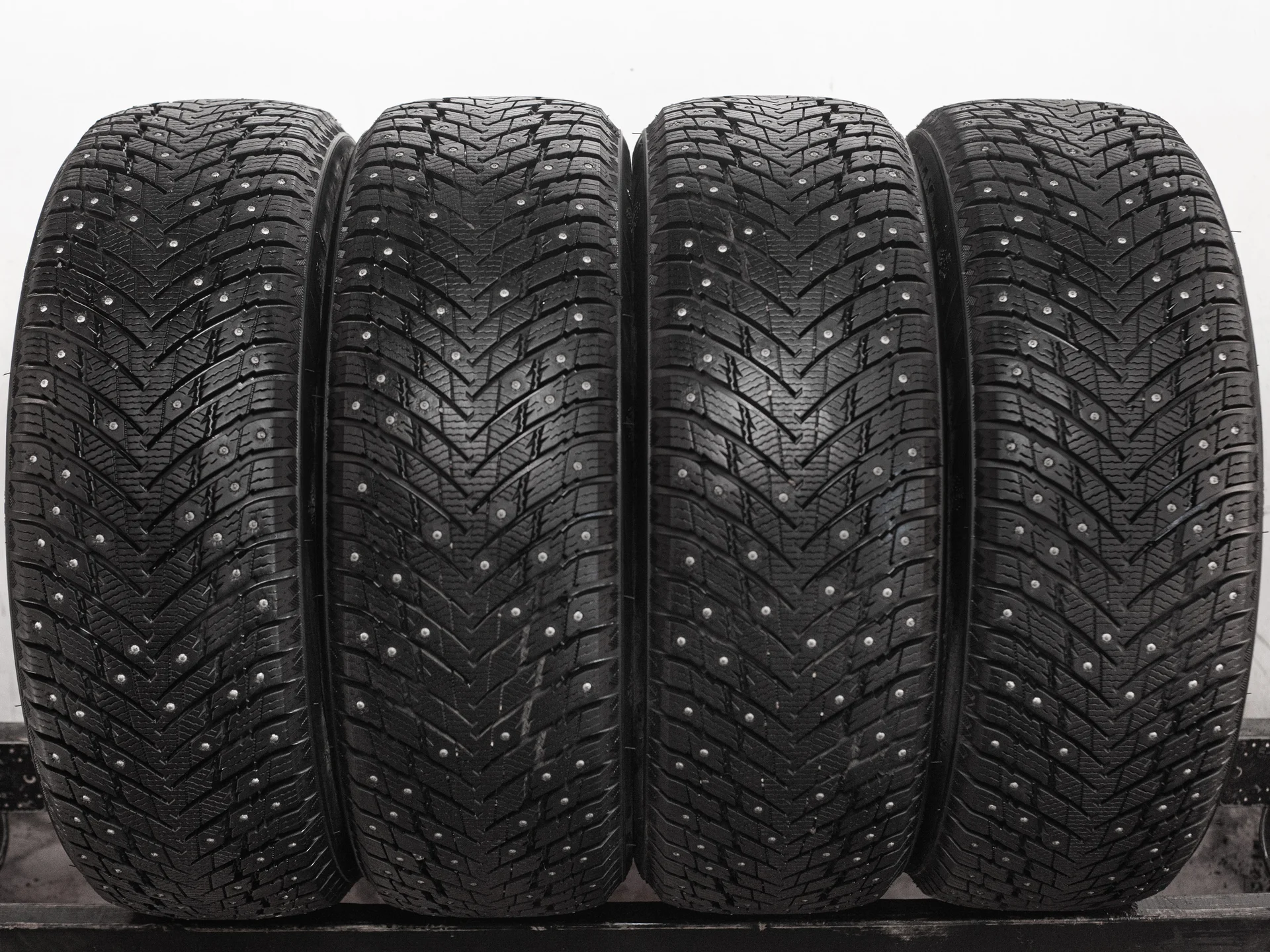 Zmax WinterNova Stud 2 235/55 R20 102T - изображение 1