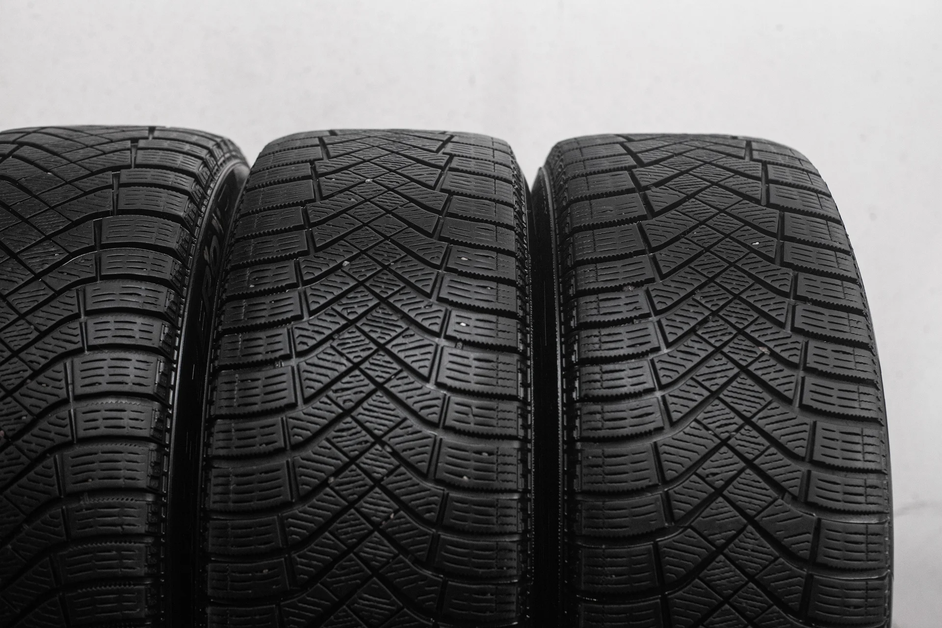 Pirelli Ice Zero FR 225/50 R17 98T - миниатюра 4