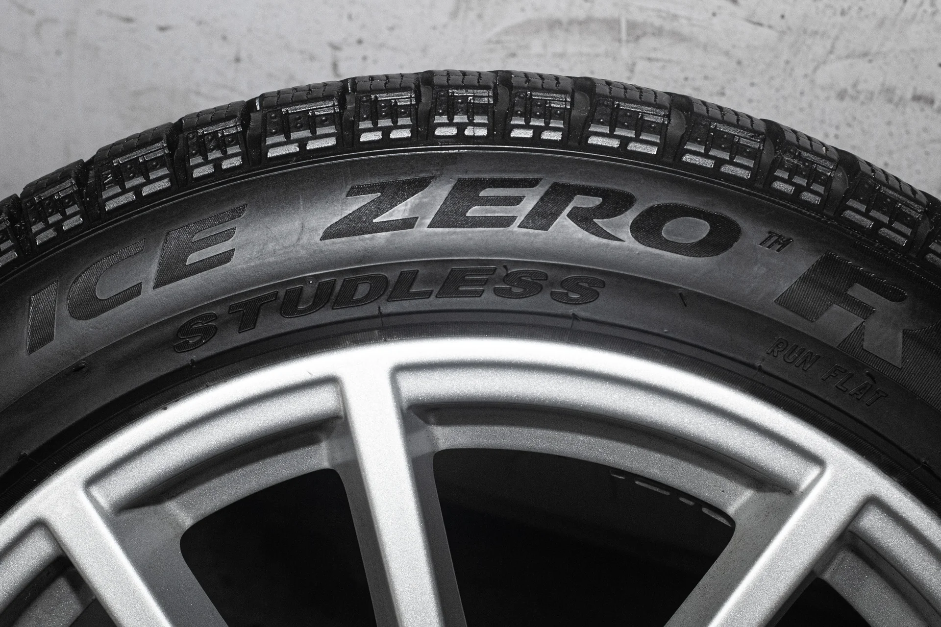 Pirelli Ice Zero FR 225/50 R17 98T - миниатюра 9