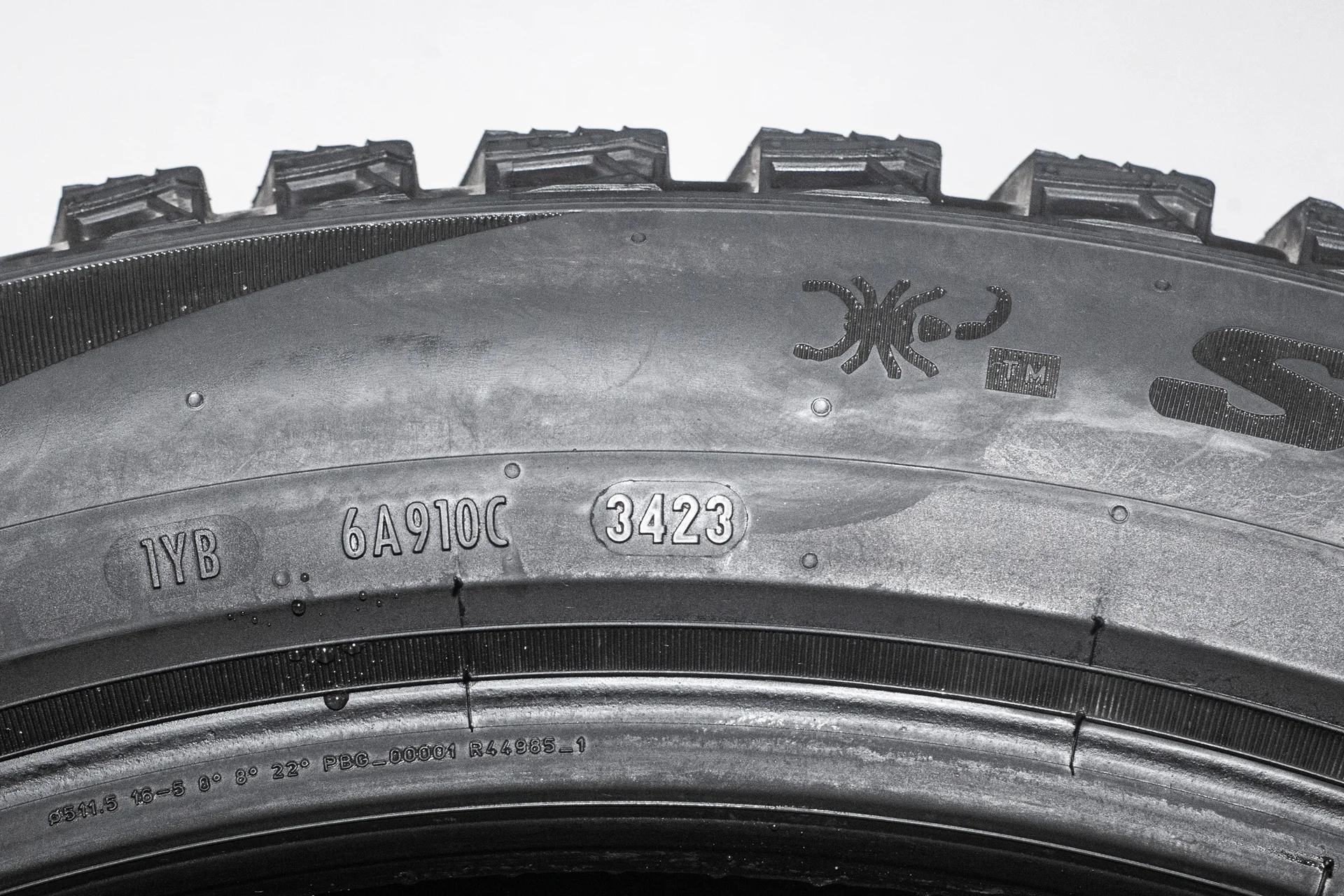 Pirelli Scorpion Ice Zero 2 255/45 R20 105H - миниатюра 9
