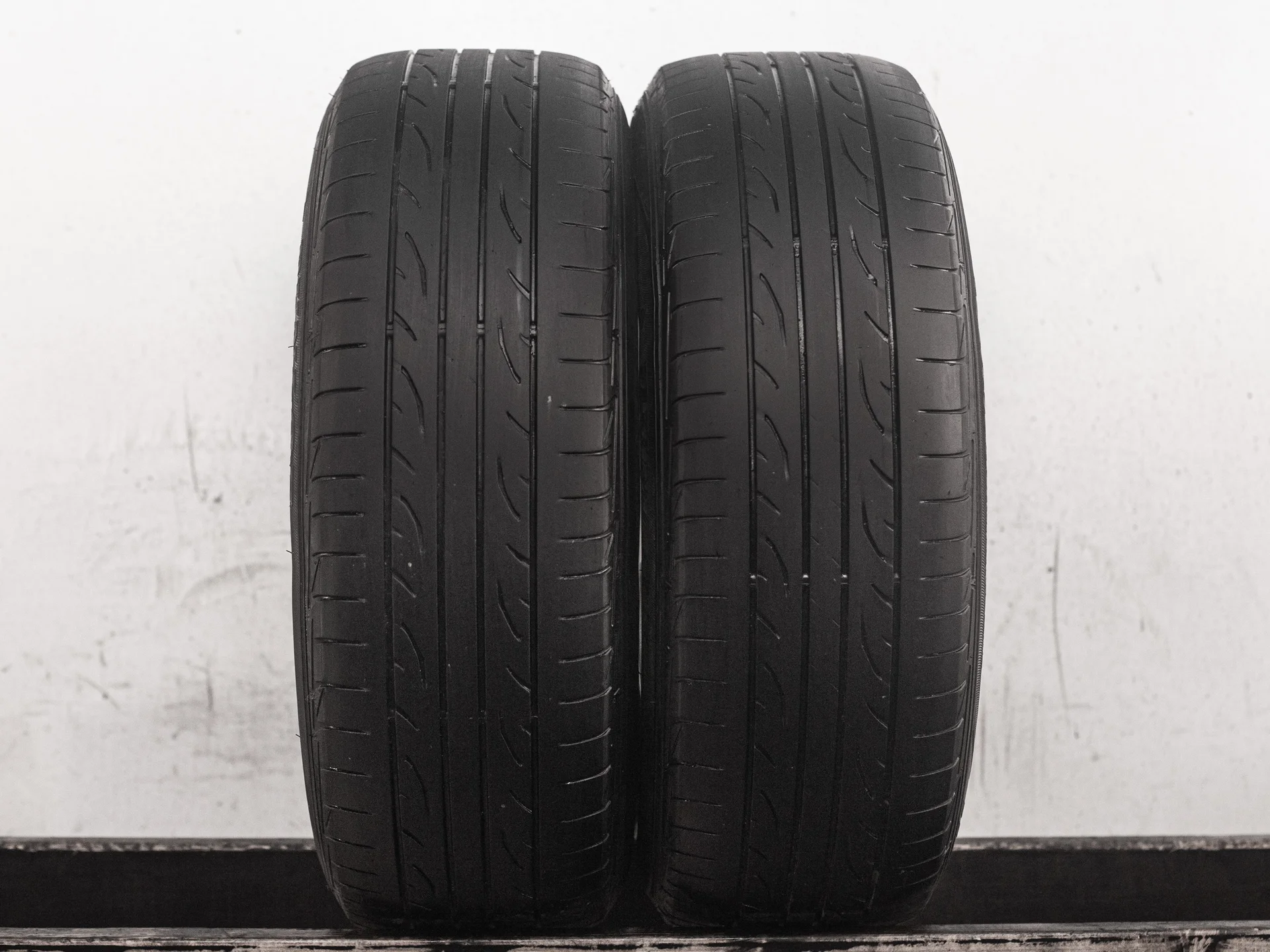 [2] Dunlop SP Sport LM704 215/65 R16 98H