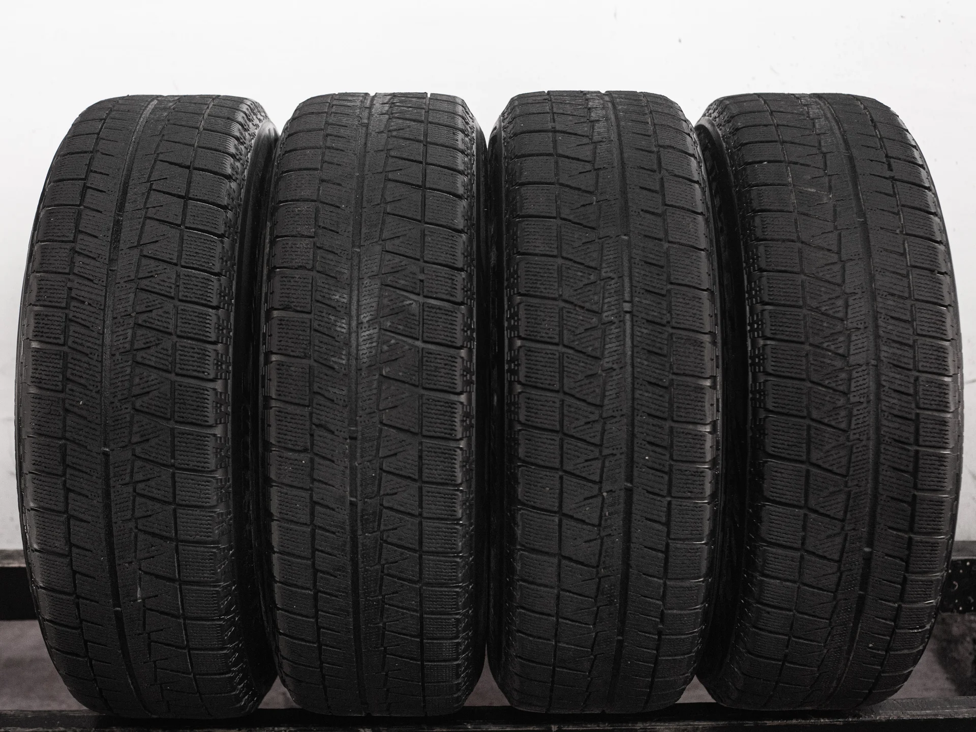 Bridgestone Blizzak Revo GZ 215/65 R16 98S - изображение 1