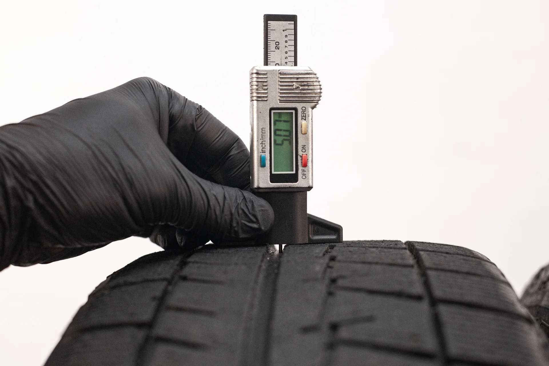 Bridgestone Blizzak Revo GZ 215/65 R16 98S - миниатюра 2