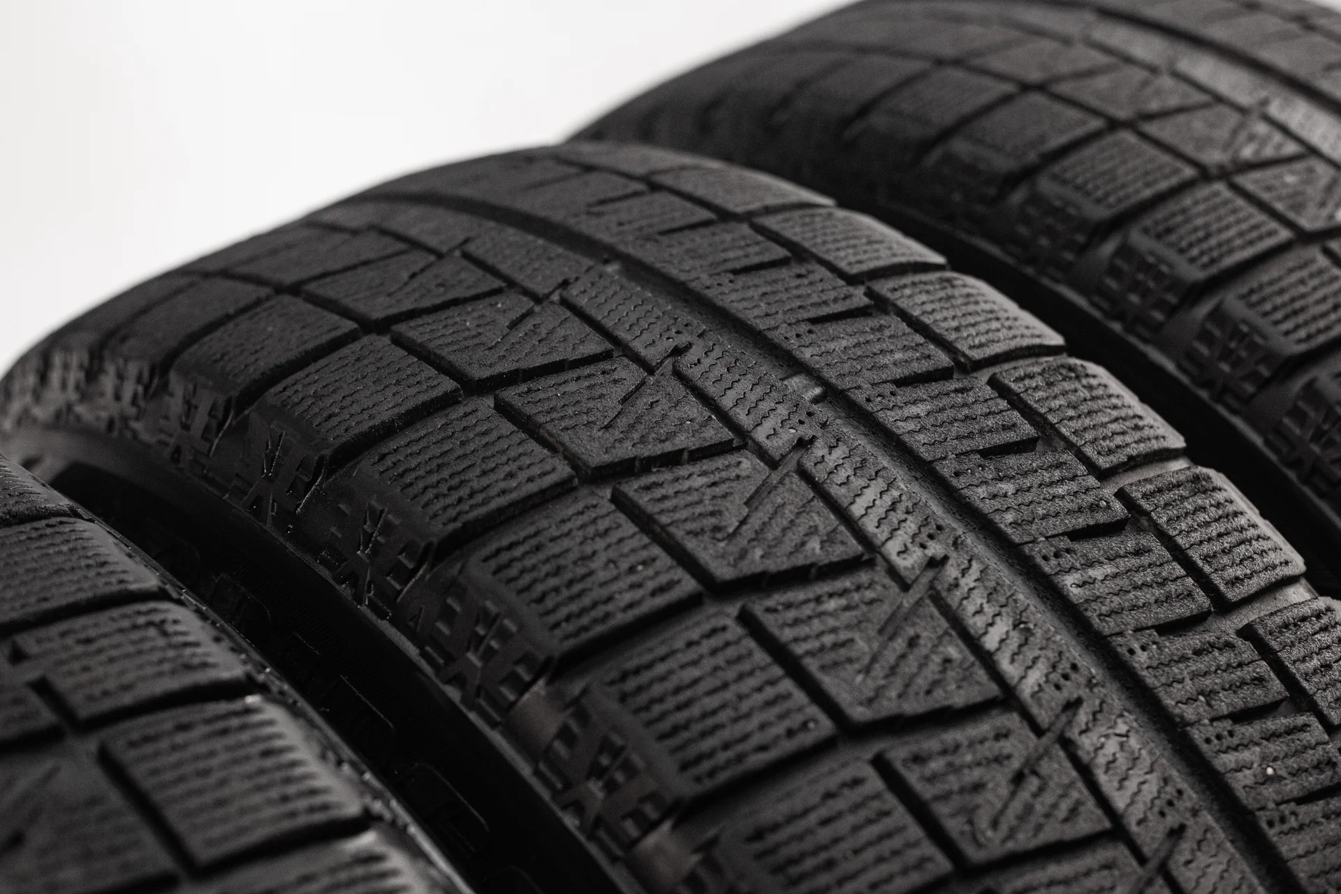 Bridgestone Blizzak Revo GZ 215/65 R16 98S - миниатюра 3
