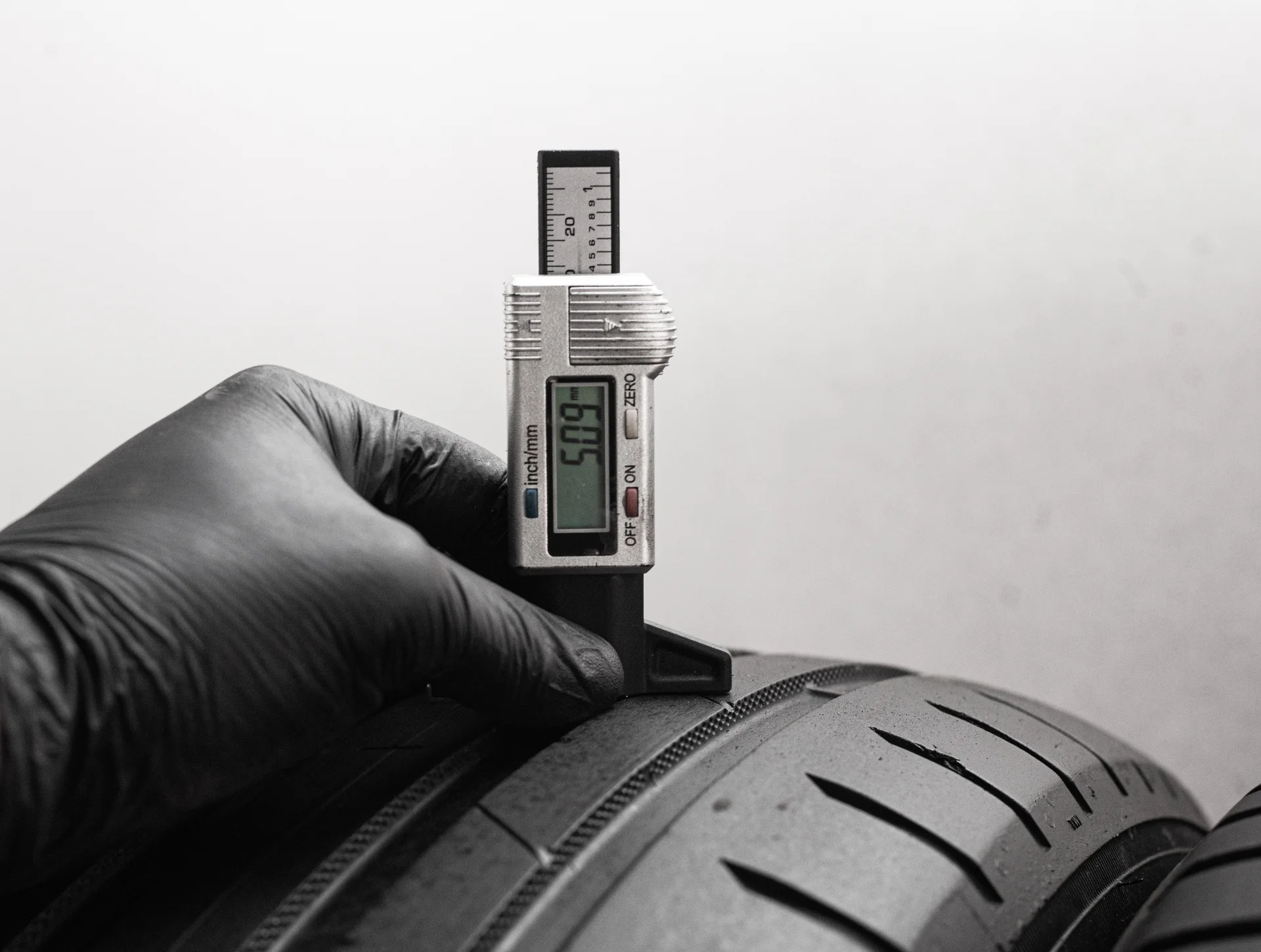 Nokian Hakka Black 2 SUV 235/55 R19 105W - миниатюра 2