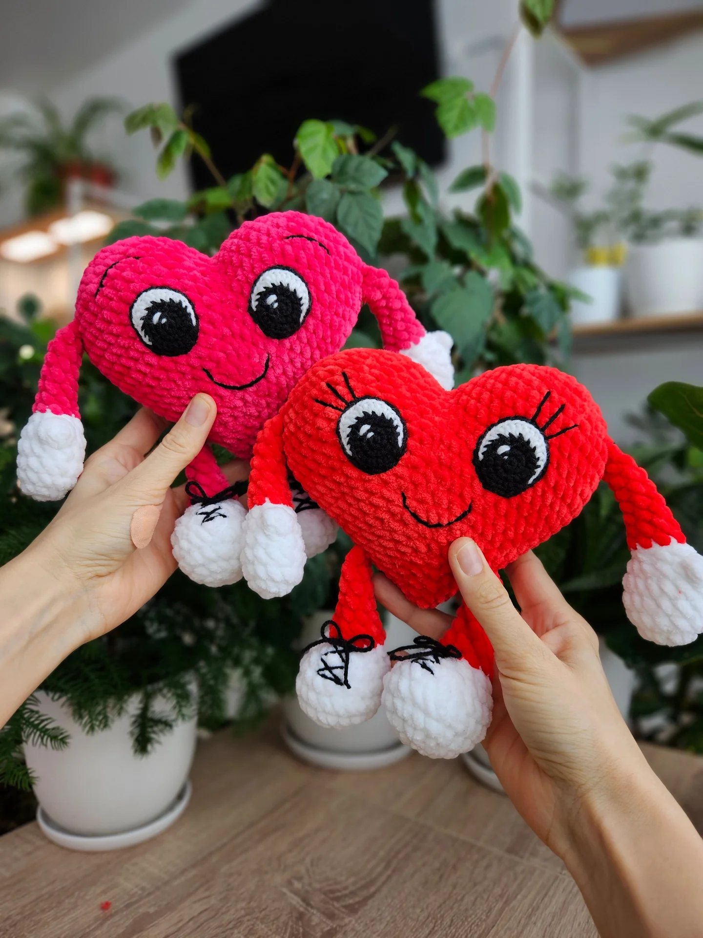 Вязаная игрушка сердце с ручками - миниатюра 2