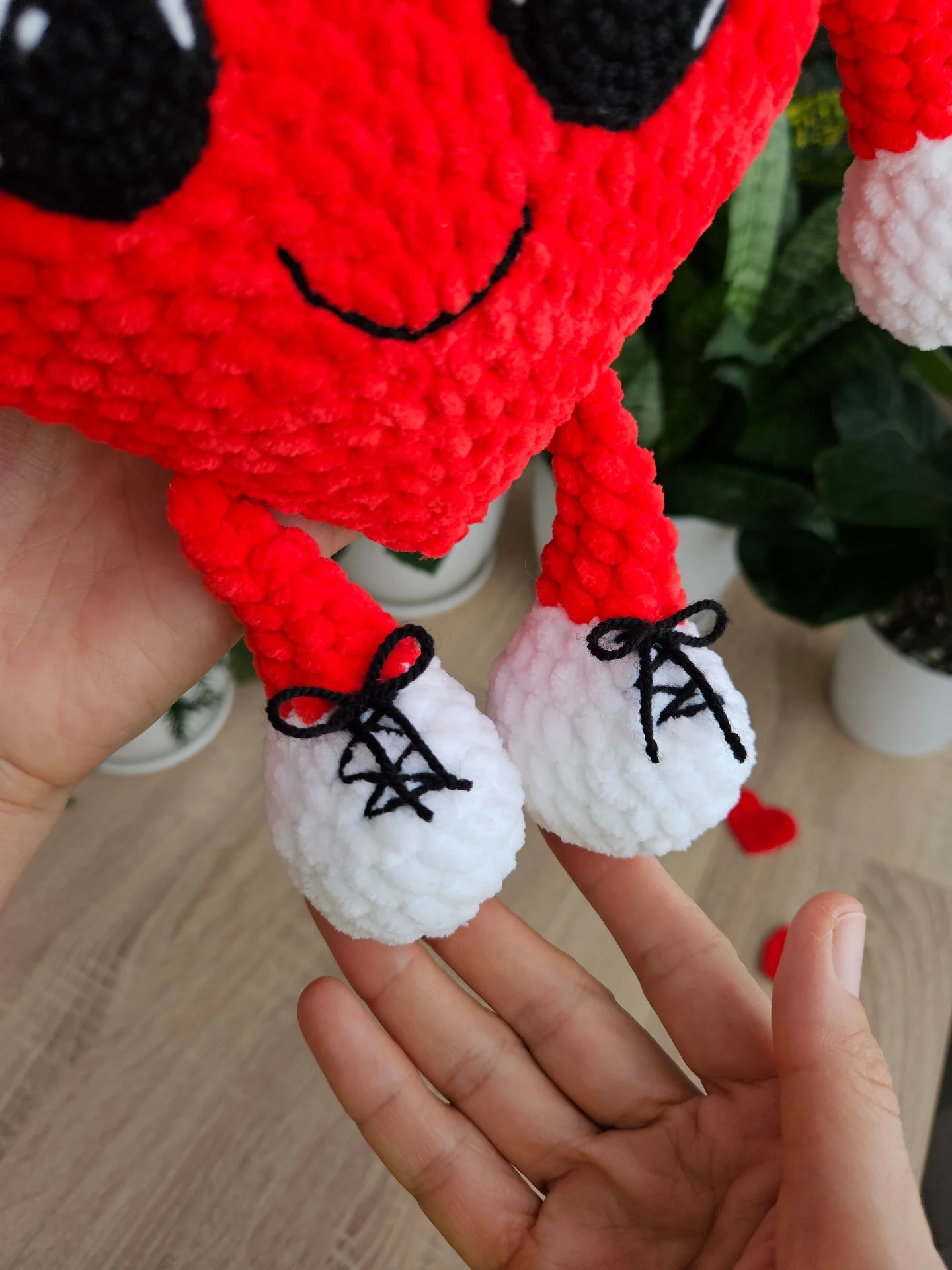 Вязаная игрушка сердце с ручками - миниатюра 3
