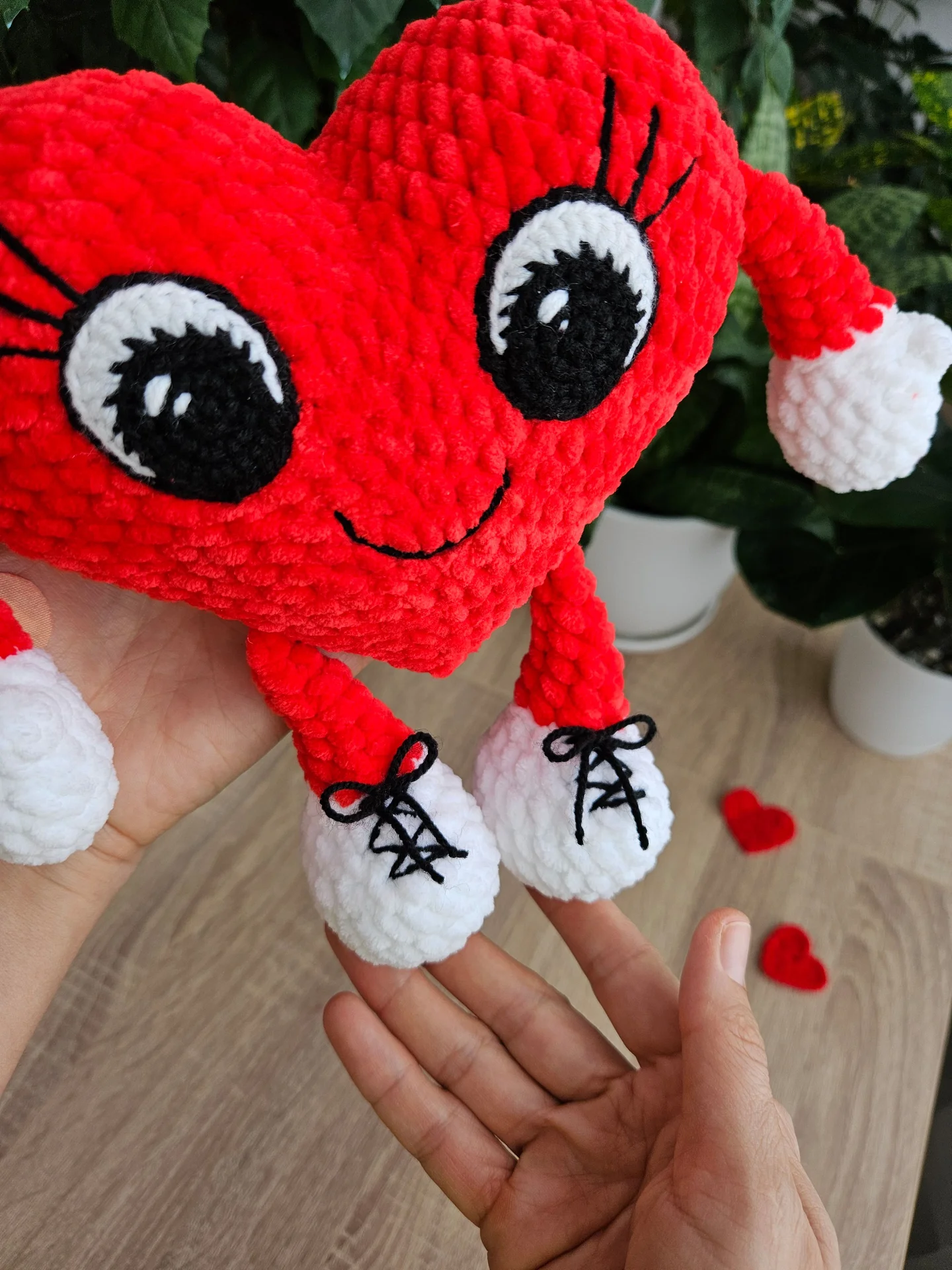 Вязаная игрушка сердце с ручками - миниатюра 4