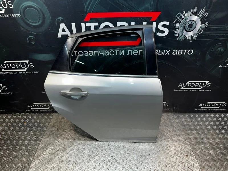 Дверь боковая задняя правая Ford Focus СЕДАН 1.6 - изображение 1