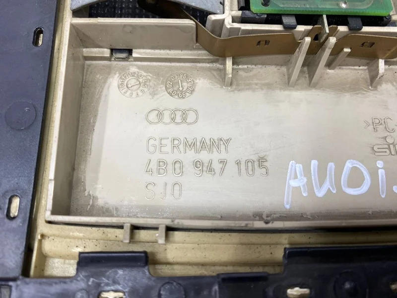 Плафон освещения салона Audi A6 СЕДАН C5 2.4 APS - миниатюра 10