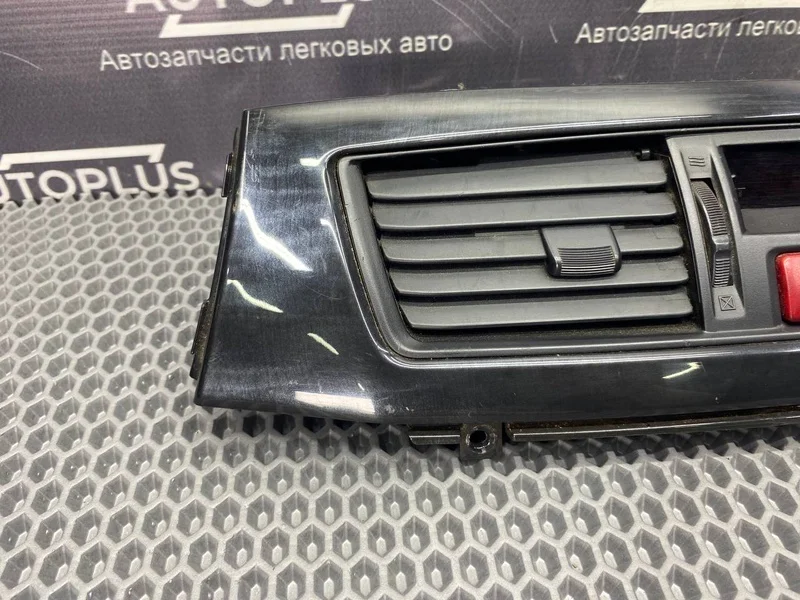 Центральная накладка торпеды Mitsubishi Lancer - миниатюра 2