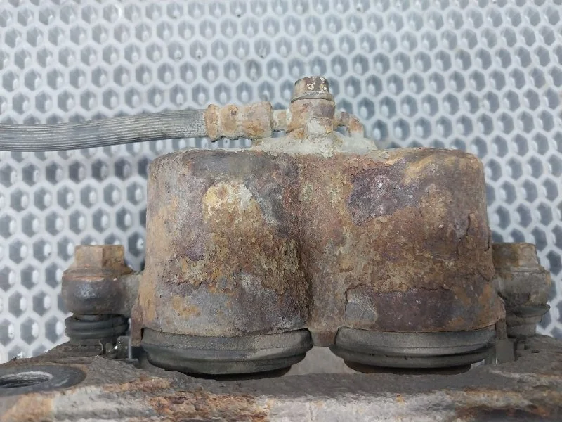 Суппорт тормозной передний левый Mazda CX7 2.3 - миниатюра 8