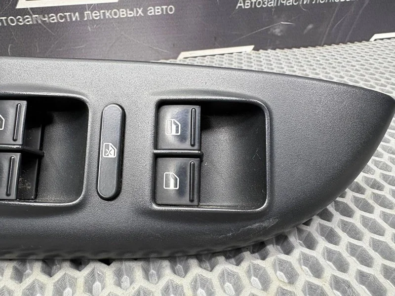 Блок управления стеклоподъемниками Skoda Octavia - миниатюра 3