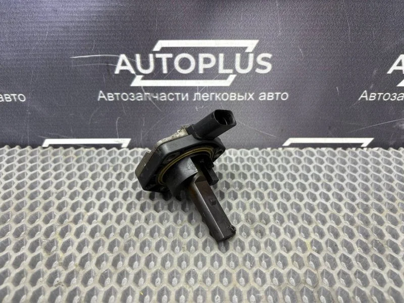 Датчик уровня масла в двигателе Audi A6 2.4 ALF - изображение 1