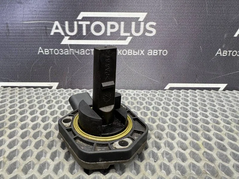 Датчик уровня масла в двигателе Audi A6 2.4 ALF - миниатюра 2