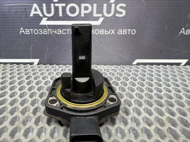 Датчик уровня масла в двигателе Audi A6 2.4 ALF - миниатюра 3