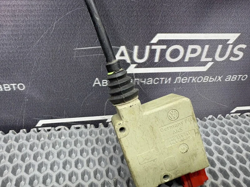 Активатор замка багажника Volkswagen Golf 3 - миниатюра 3