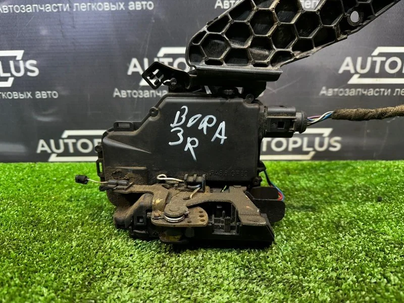 Замок боковой двери задний правый Volkswagen Bora - изображение 1