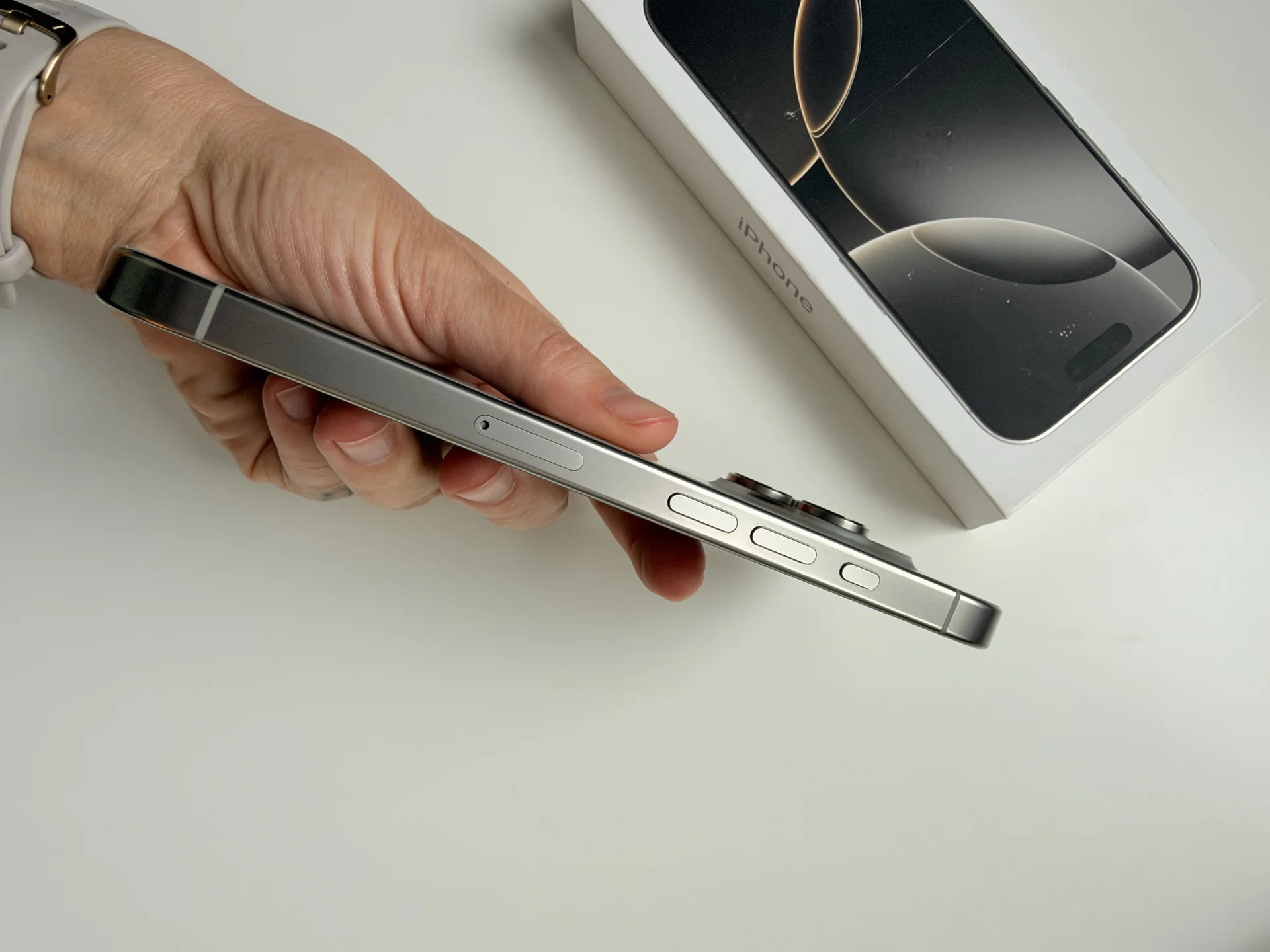 iPhone 16 Pro, 256 ГБ, SIM + eSIM - миниатюра 4