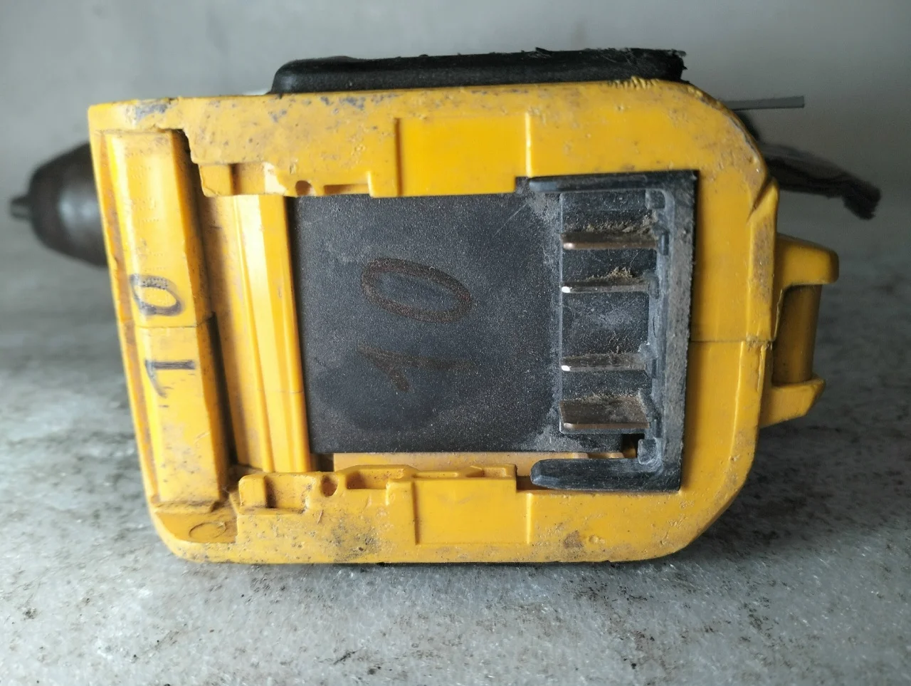 Dewalt DCD985 Ударная дрель-шуруповерт USA Б/У - миниатюра 3
