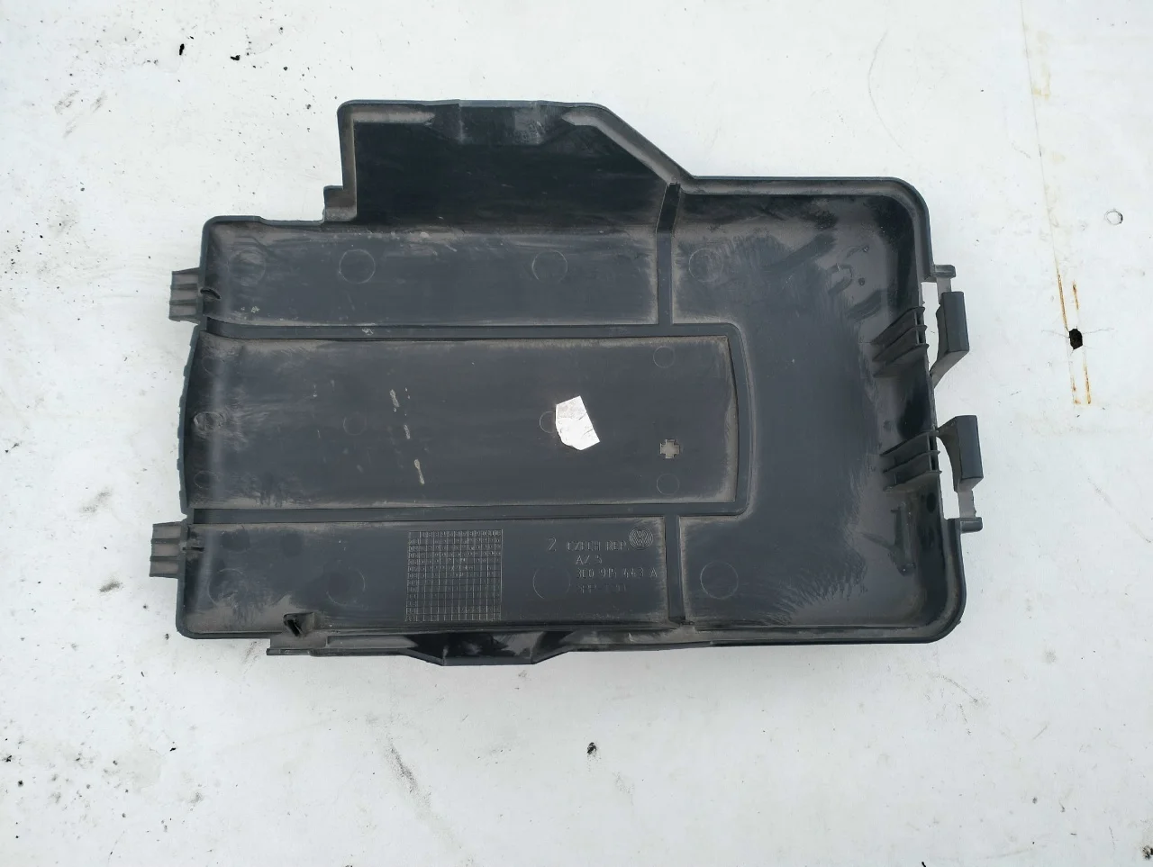 Volkswagen Tiguan 2010г. Крышка аккумулятора - миниатюра 4