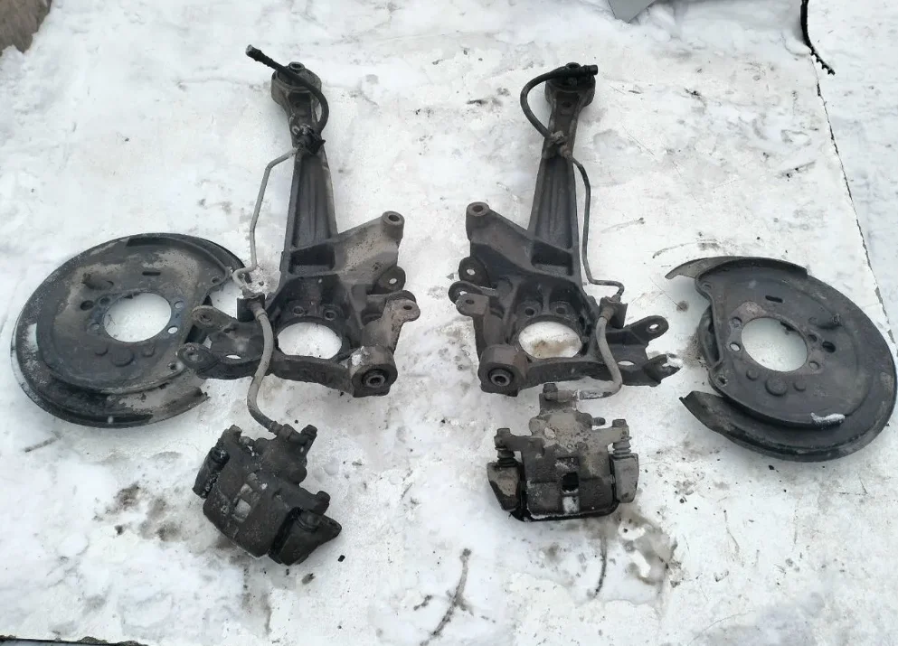 Subaru Legacy BE BH - кулак задний - миниатюра 2