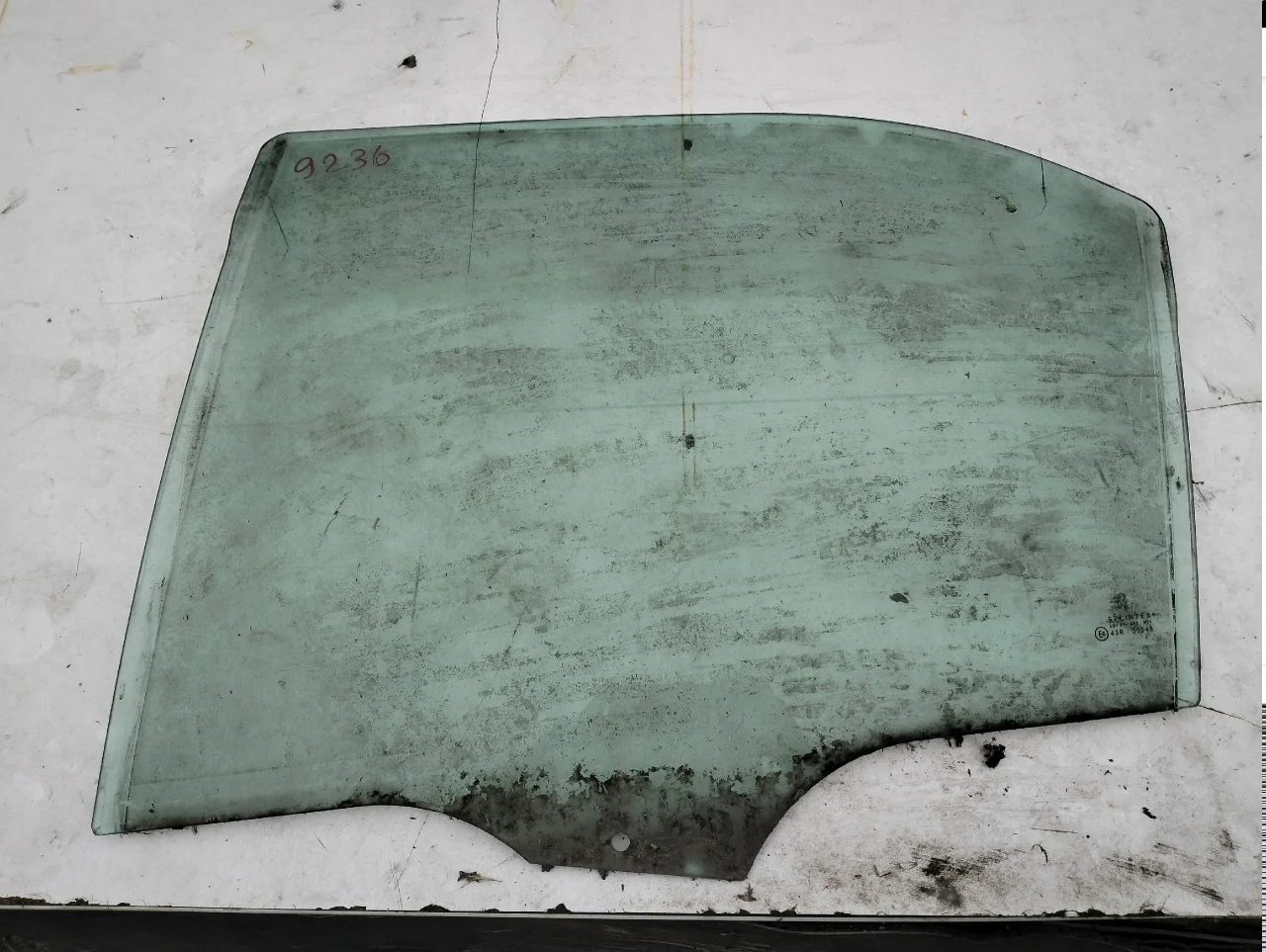 Peugeot 406 - Стекло заднее левое - изображение 1