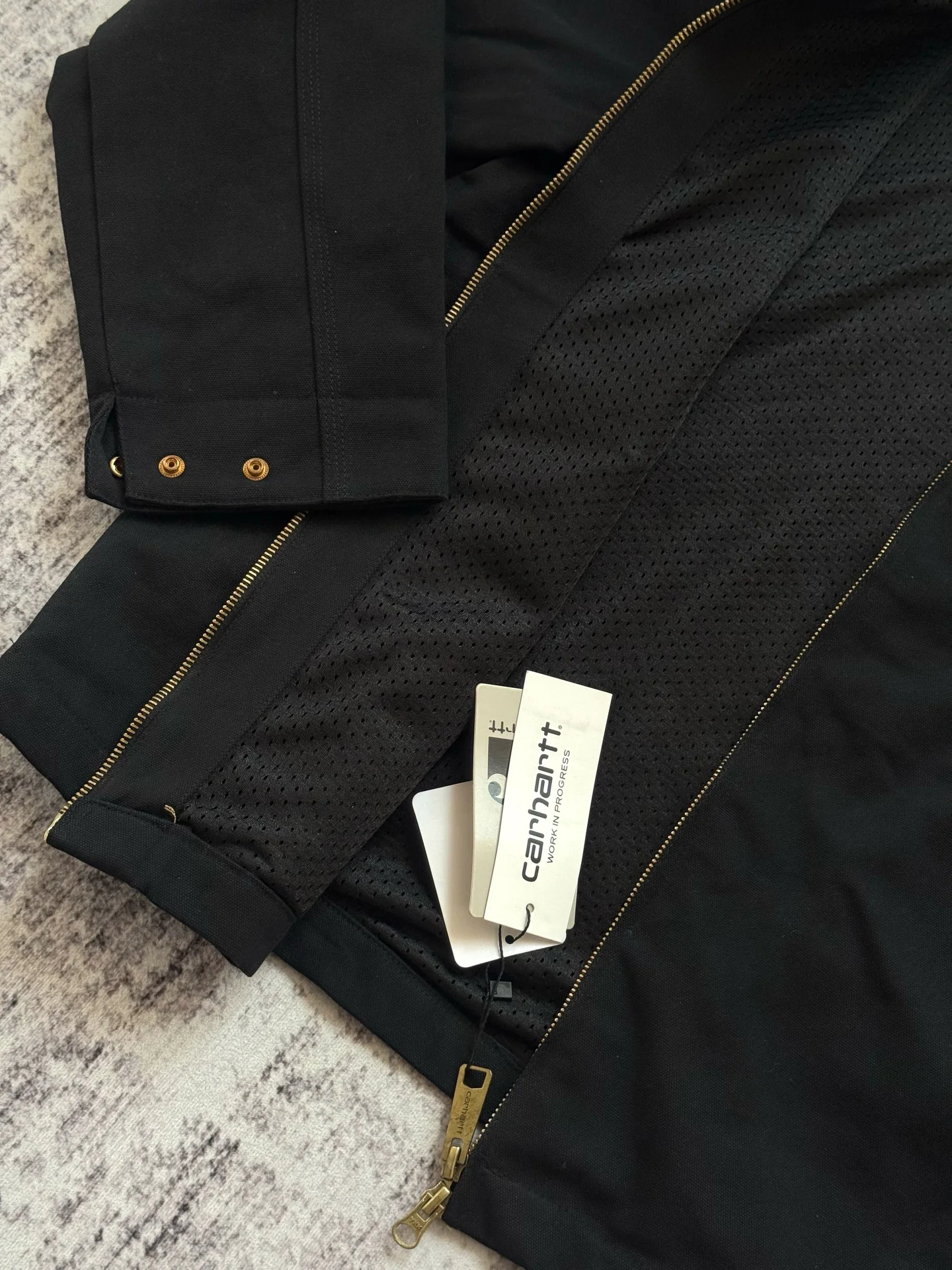 Джинсовая куртка Carhartt detroit на руках - миниатюра 2