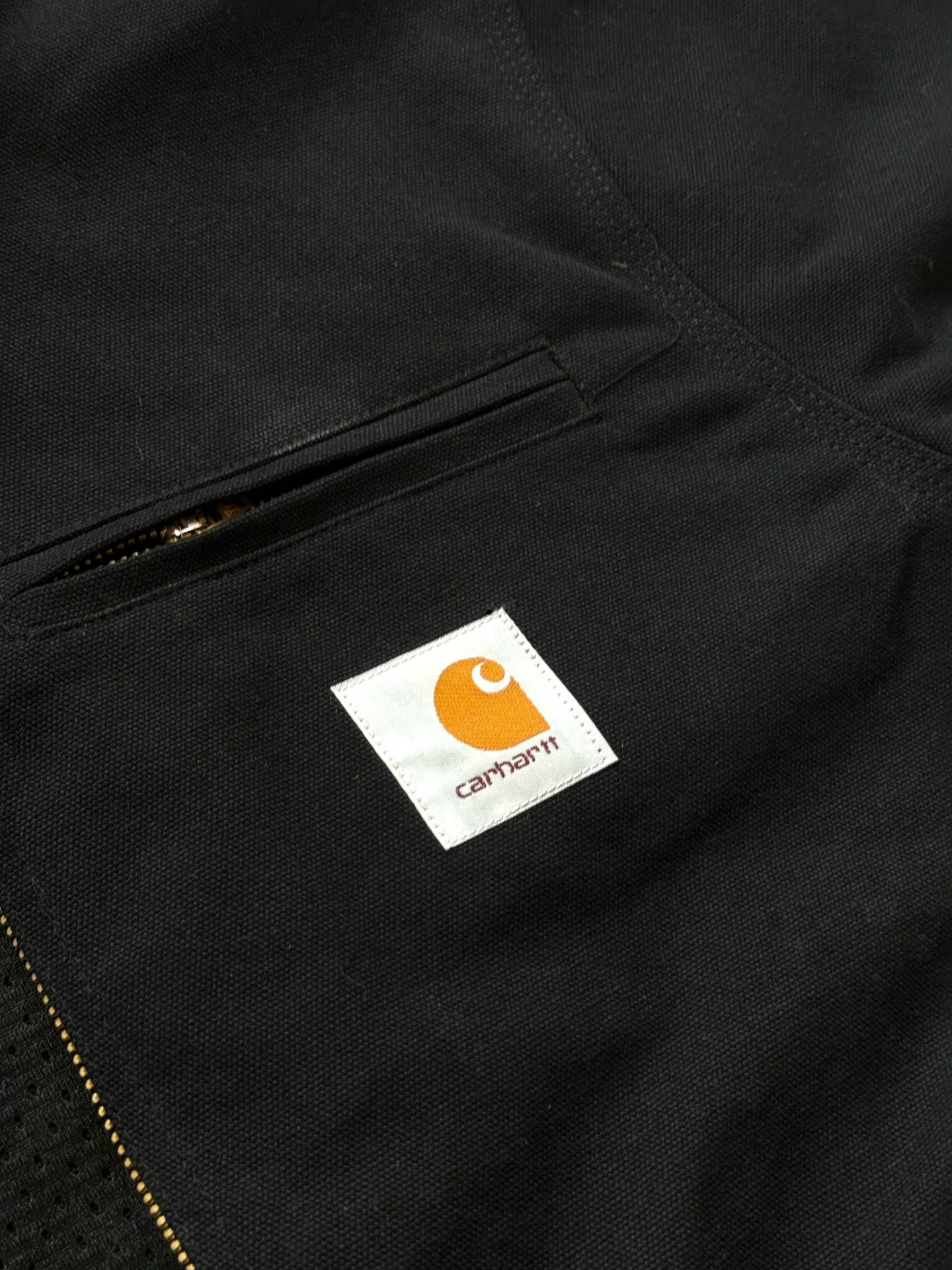 Джинсовая куртка Carhartt detroit на руках - миниатюра 3