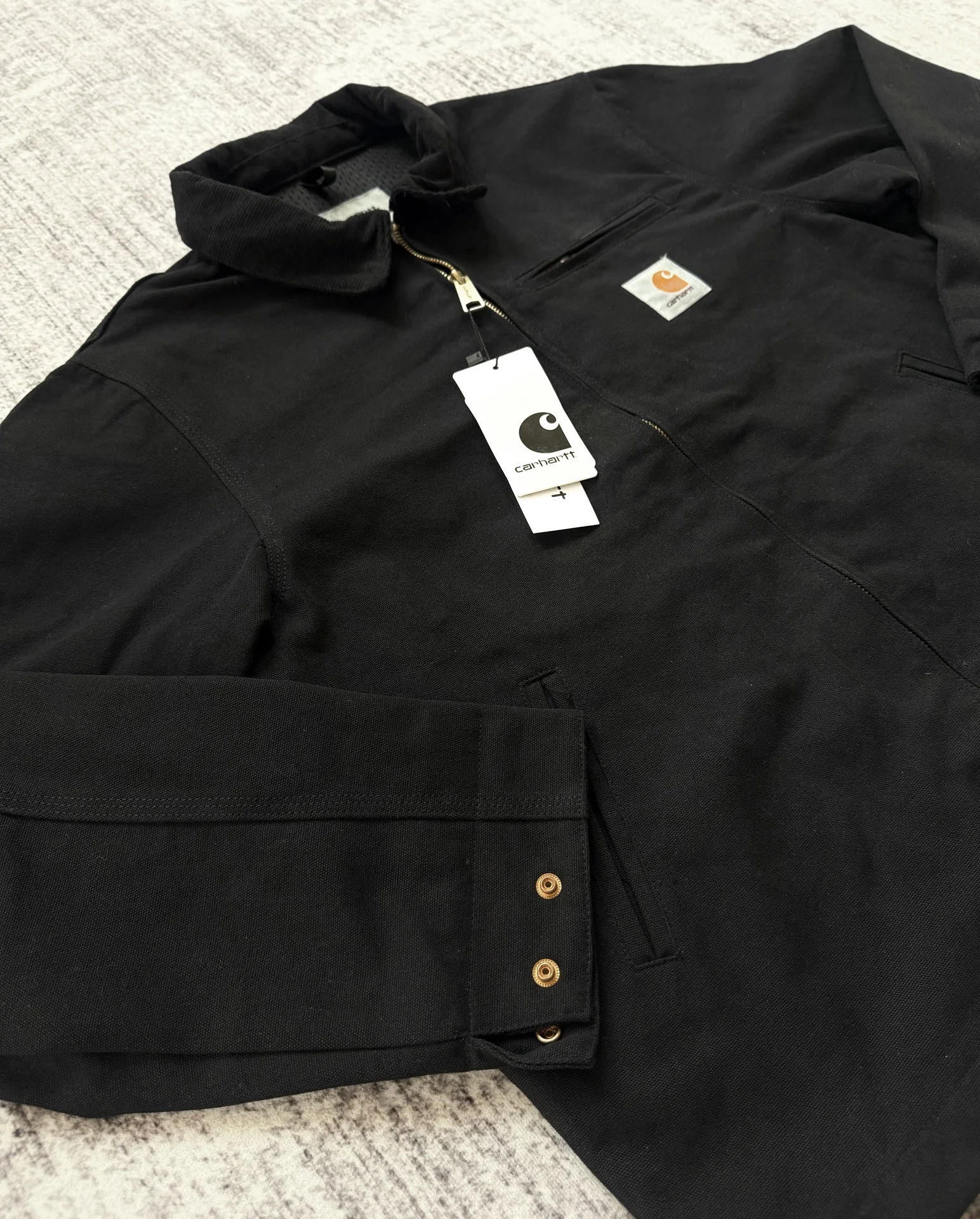 Джинсовая куртка Carhartt detroit на руках - миниатюра 4