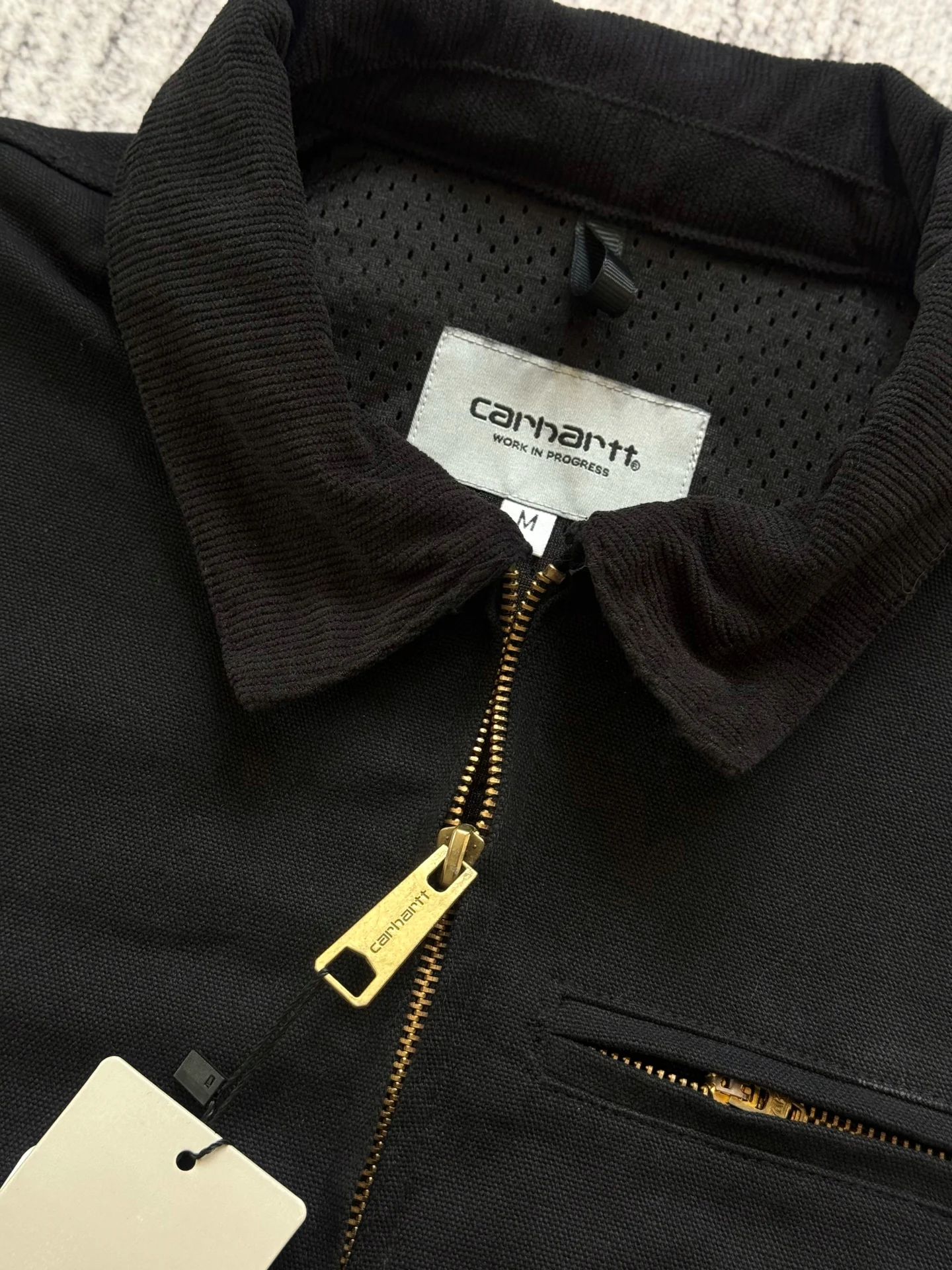 Джинсовая куртка Carhartt detroit на руках - миниатюра 5