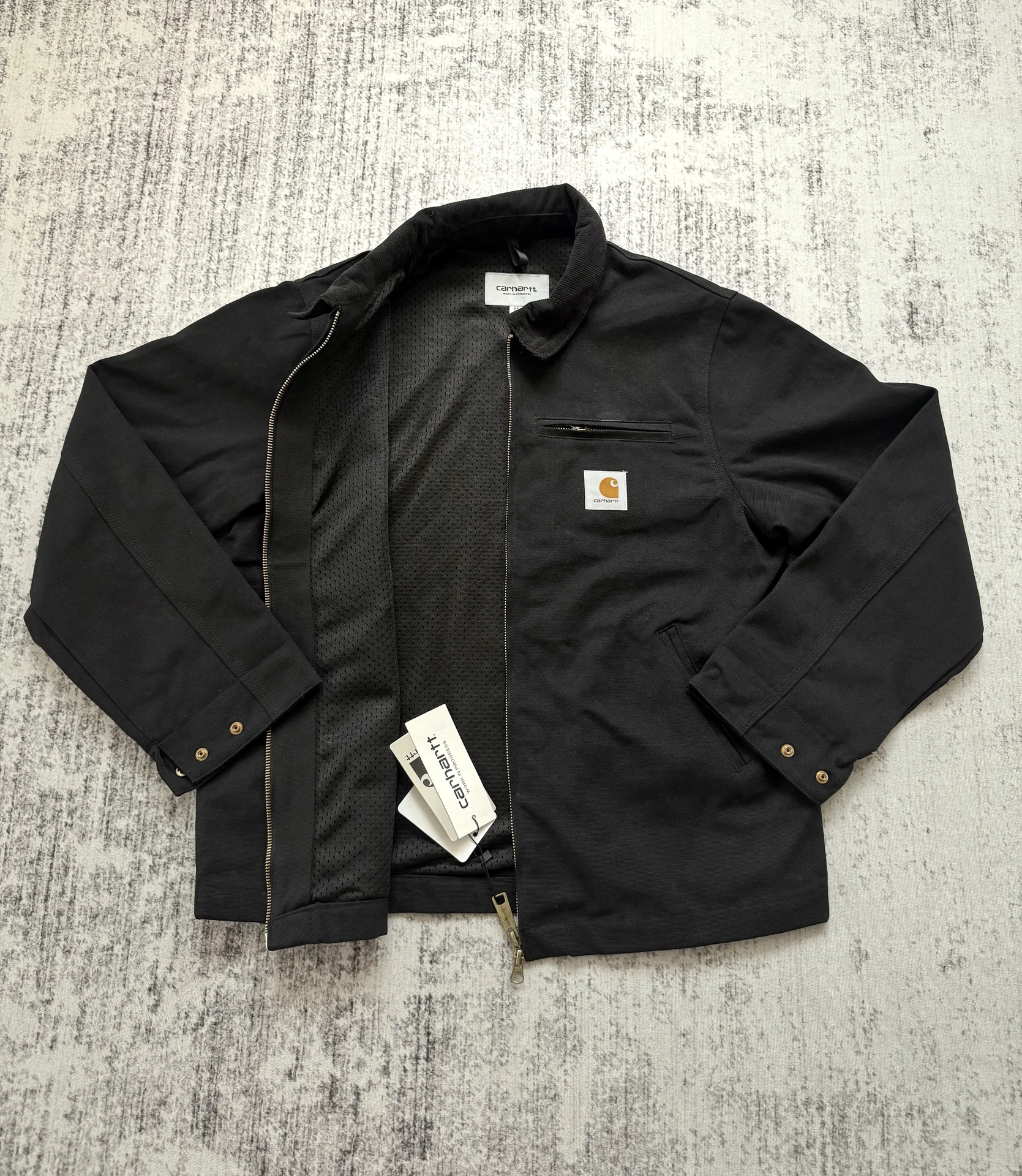 Джинсовая куртка Carhartt detroit на руках - миниатюра 6