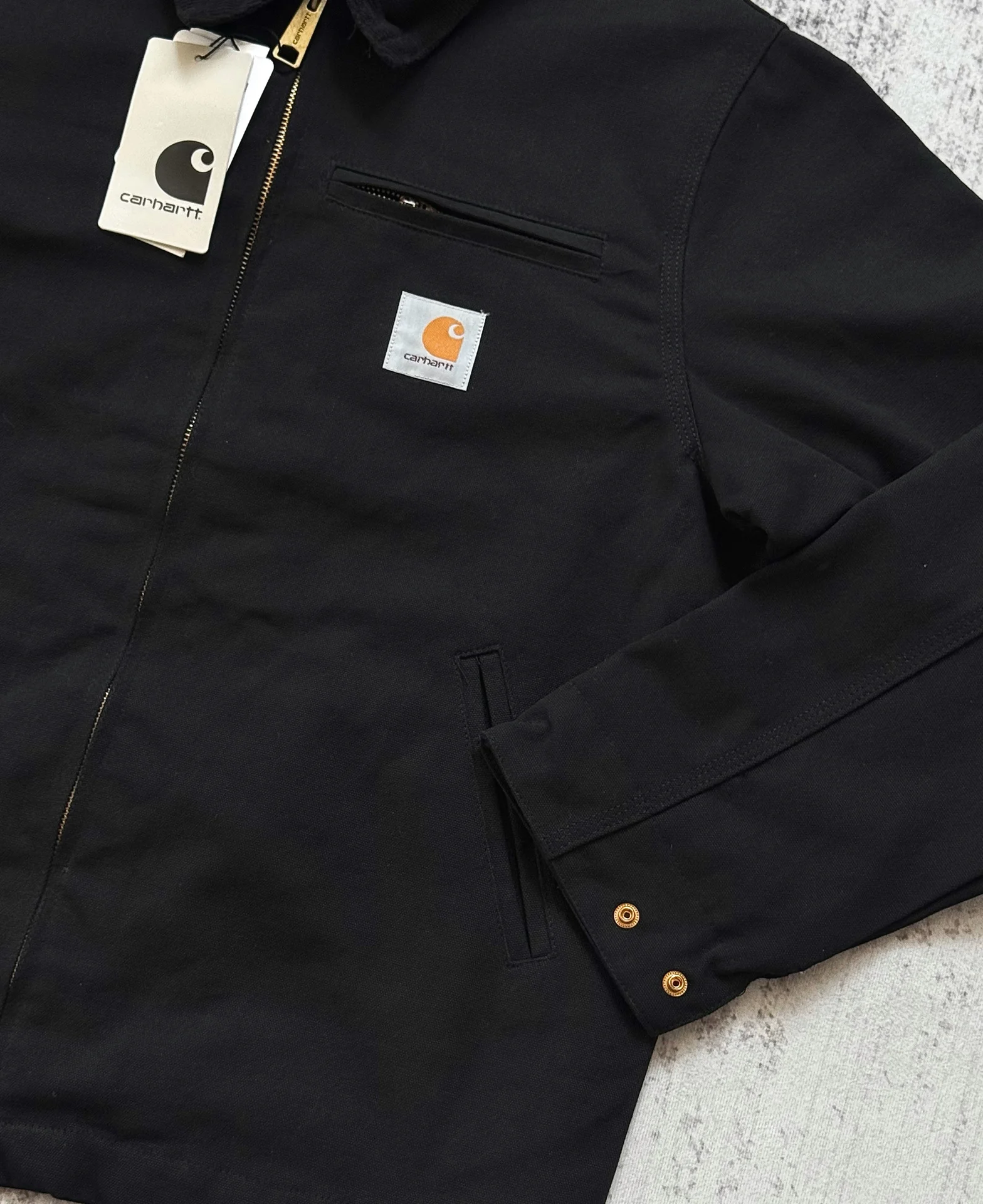 Джинсовая куртка Carhartt detroit на руках - миниатюра 7