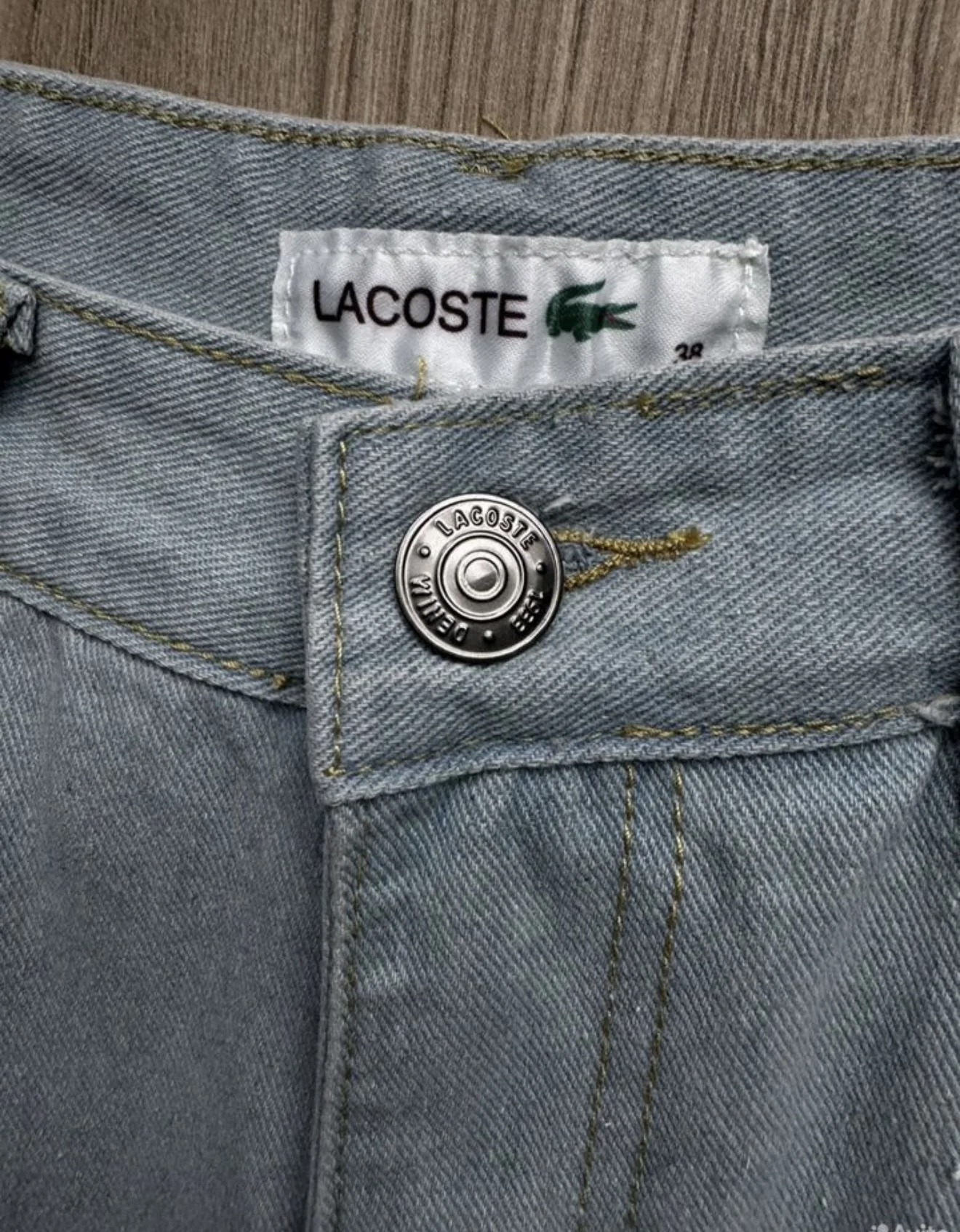 Голубые джинсы лакост Lacoste с крокодилом на рука - миниатюра 3