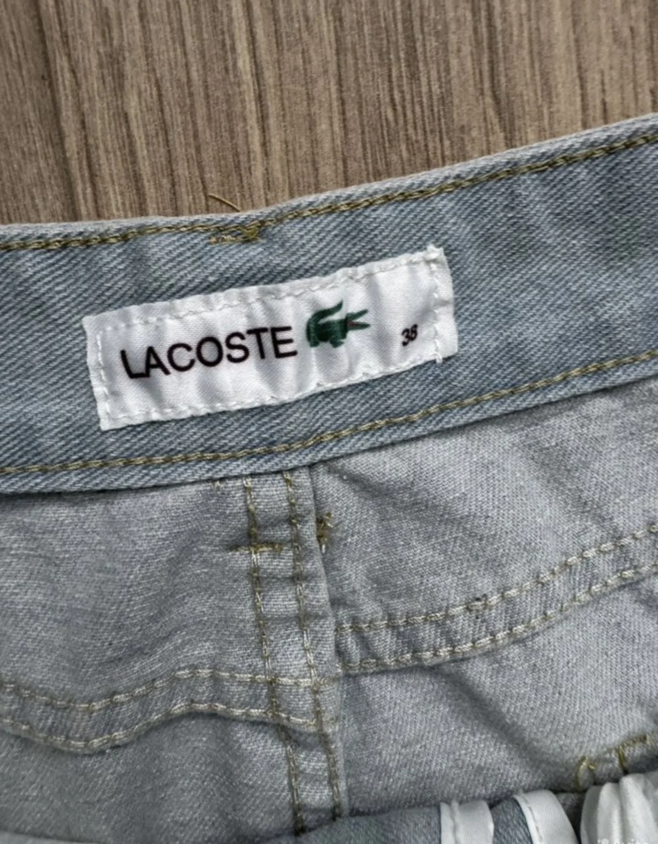 Голубые джинсы лакост Lacoste с крокодилом на рука - миниатюра 4