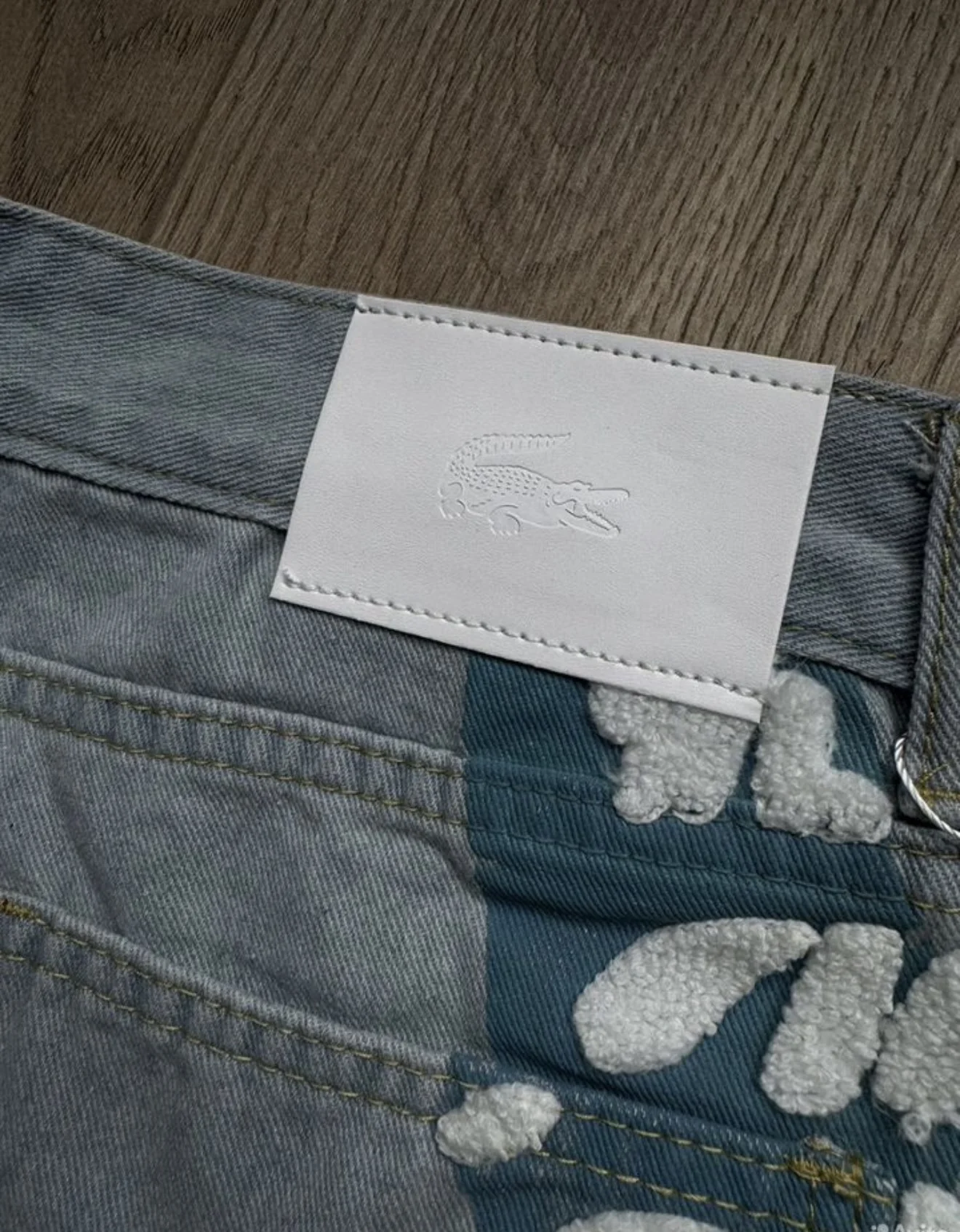 Голубые джинсы лакост Lacoste с крокодилом на рука - миниатюра 6