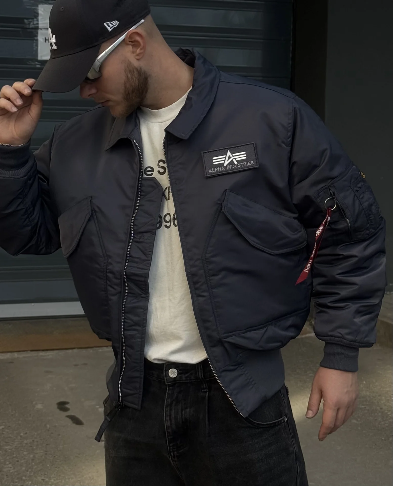Бомбер alpha industries cwu 45 на руках - миниатюра 3