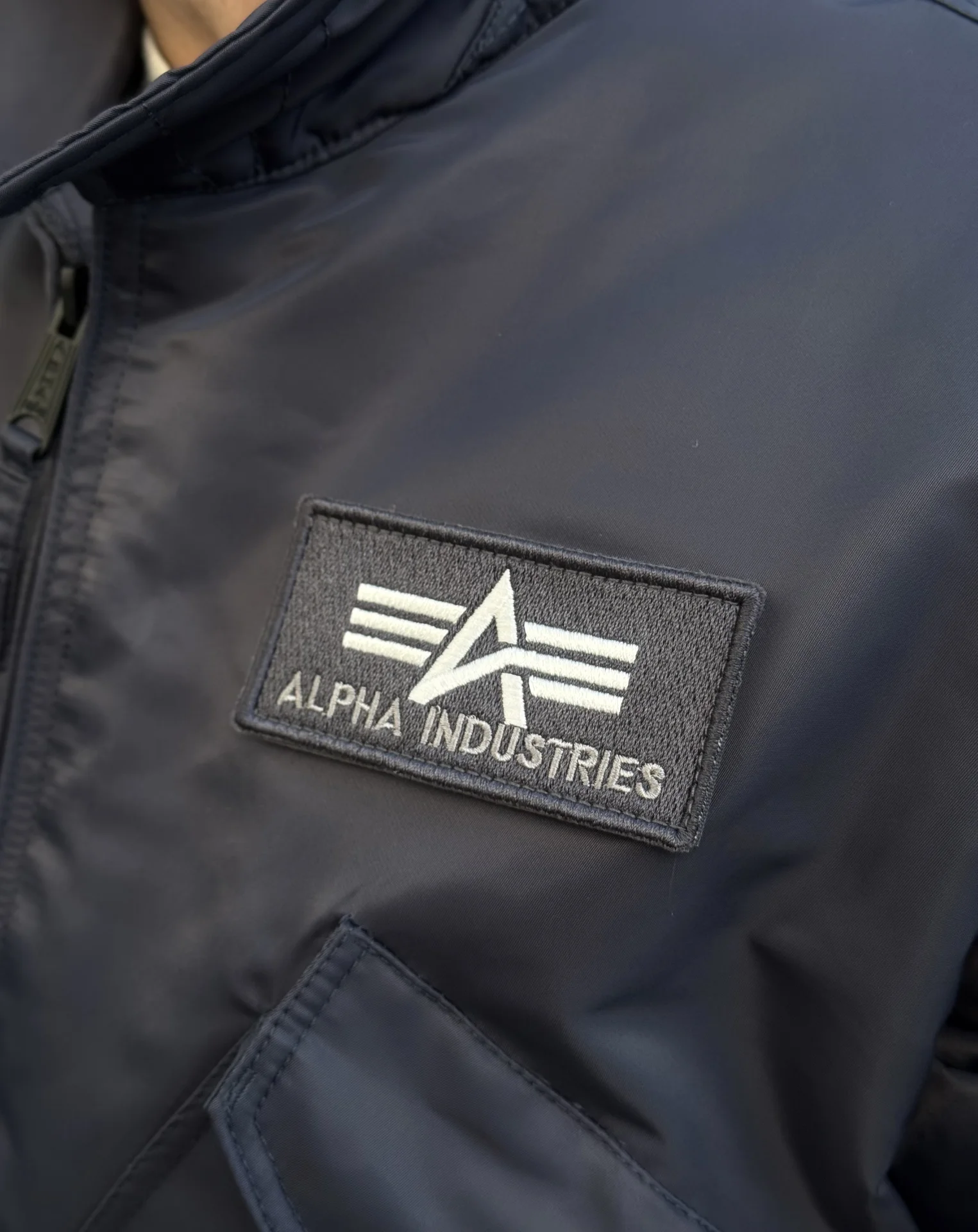 Бомбер alpha industries cwu 45 на руках - миниатюра 6