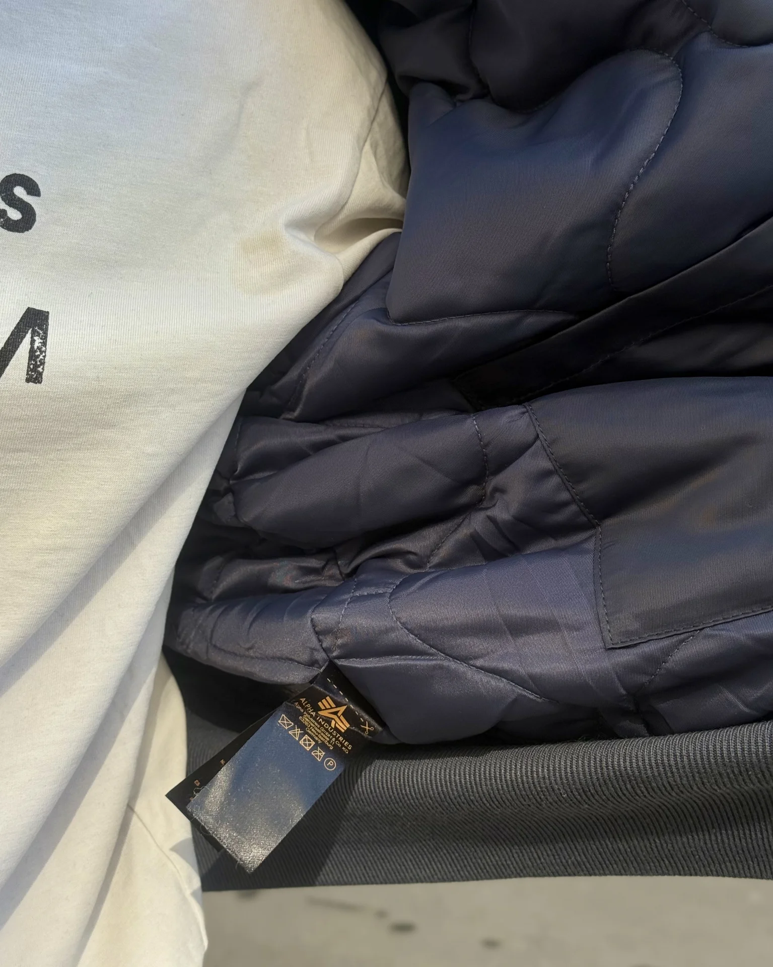 Бомбер alpha industries cwu 45 на руках - миниатюра 8