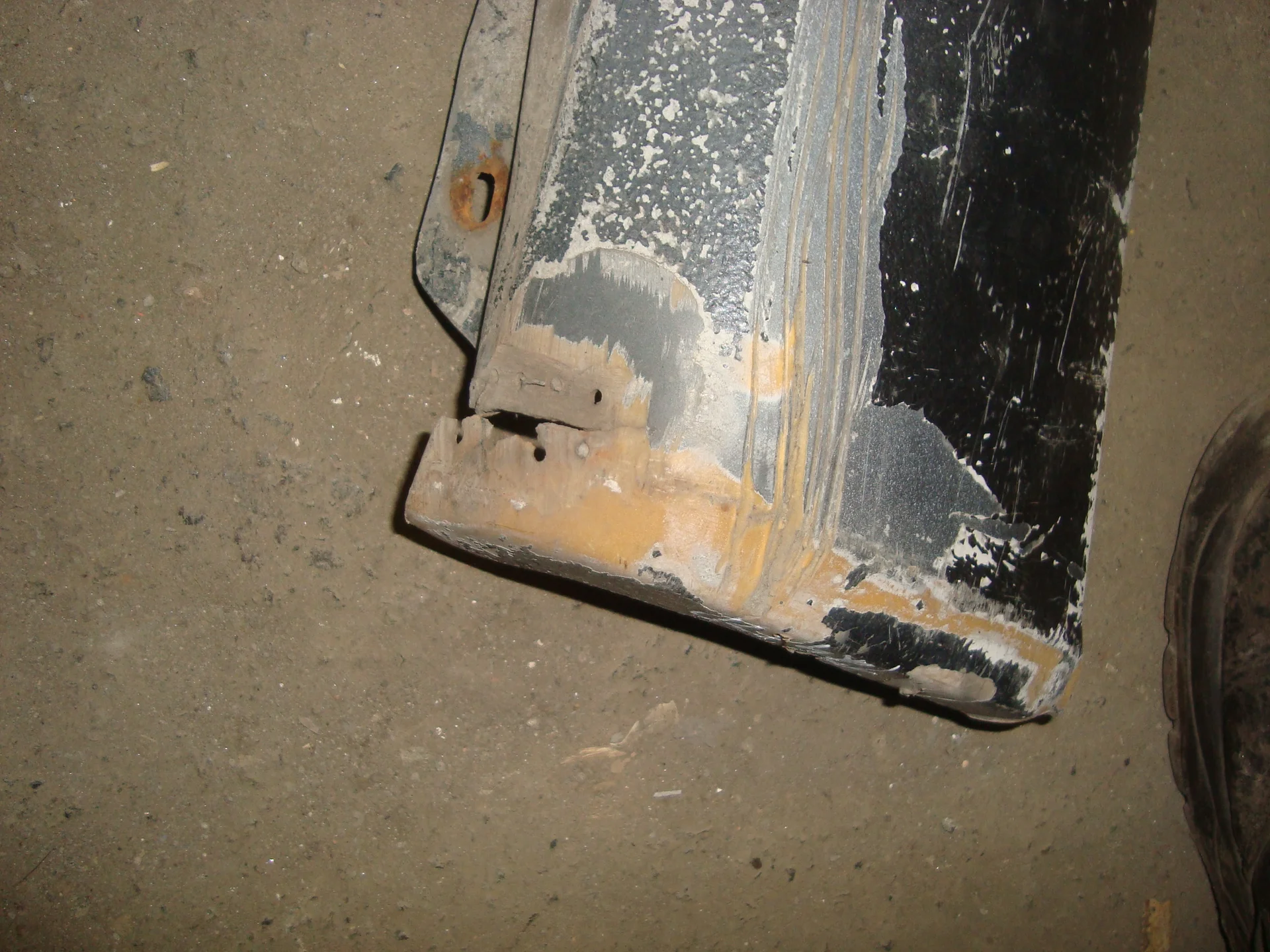 Накладка порога правая Mercedes-Benz W124  A1246902440 - миниатюра 2