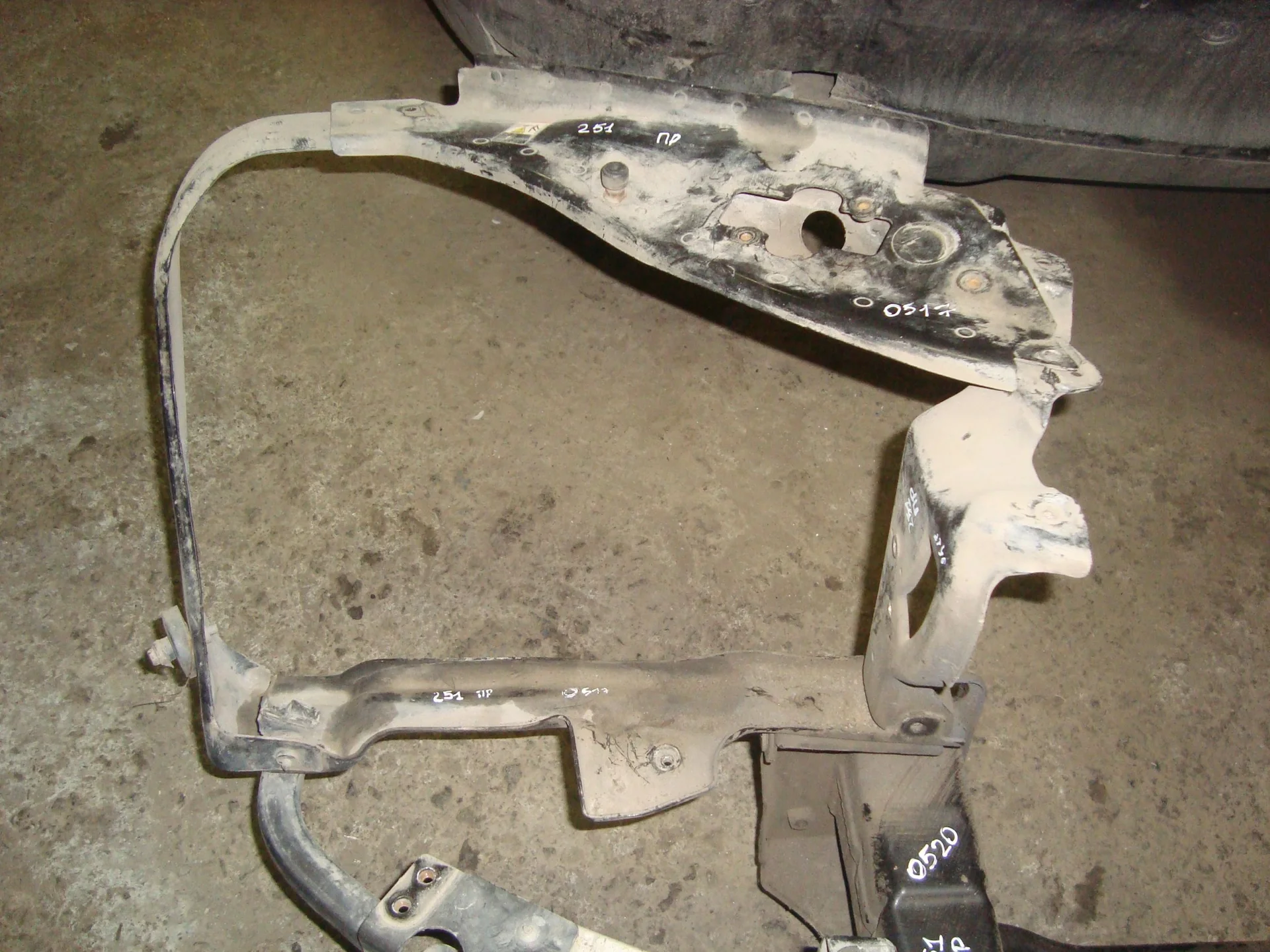 Кронштейн фары правой Mercedes-Benz W251 113 A2516200091 - изображение 1